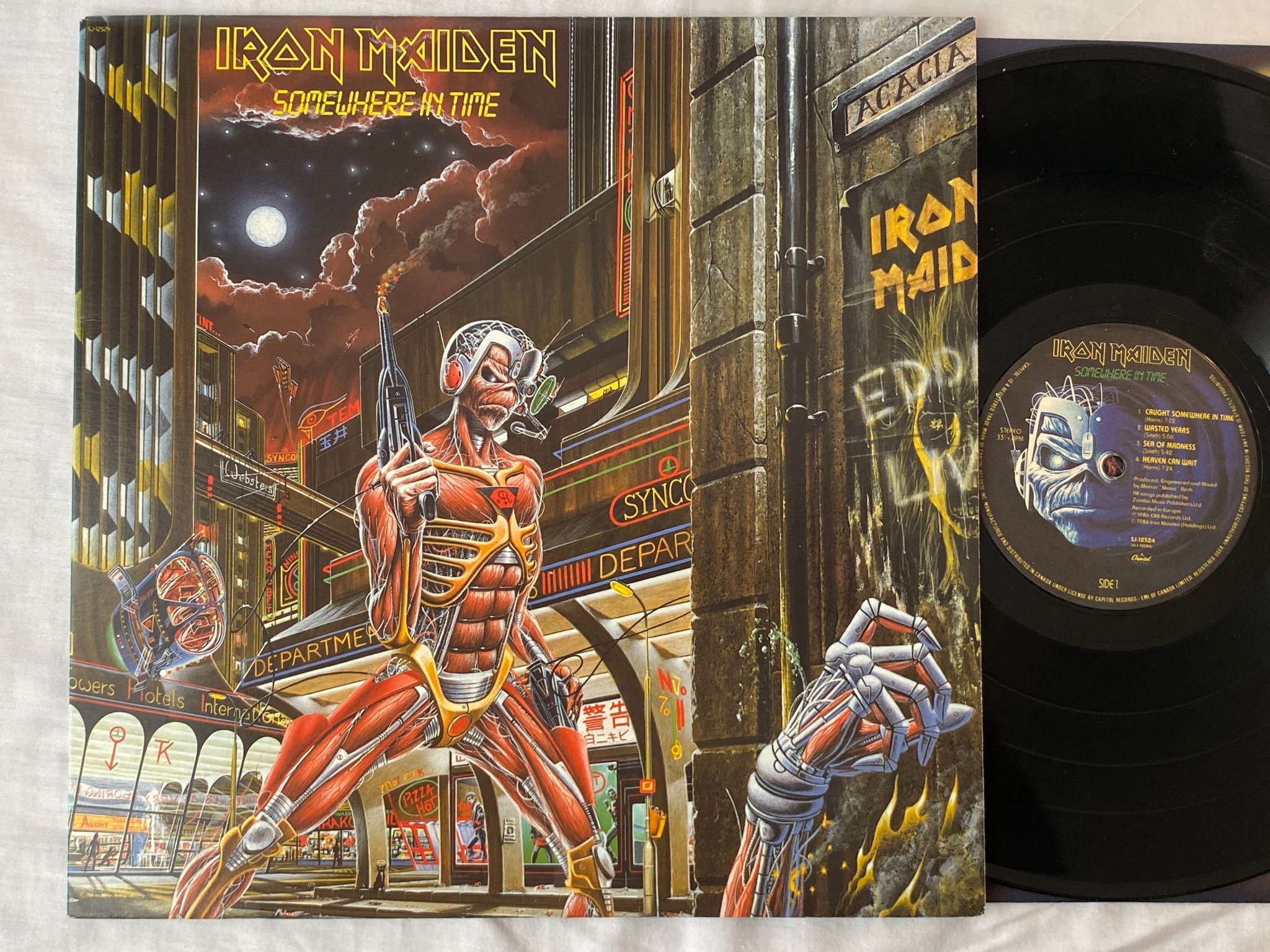 Omslagsbild för skivan IRON MAIDEN somewhere in time LP -86 Can CAPITOL SJ 12524