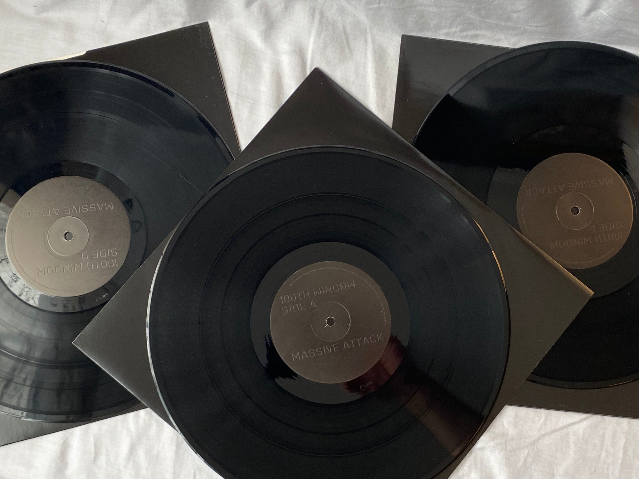 Omslagsbild för skivan MASSIVE ATTACK  100th Window 3xLP 2003 VIRGIN 724358123913 **  rare **