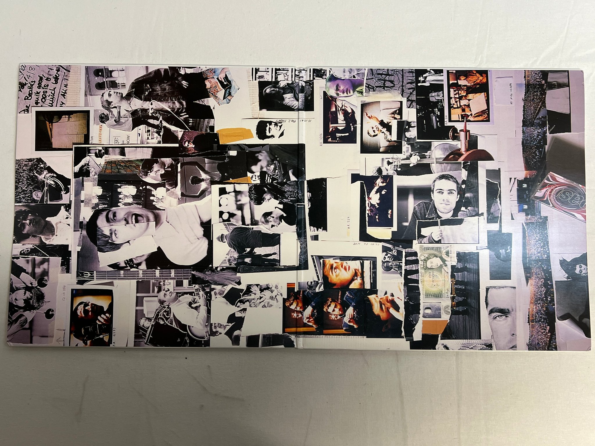 Omslagsbild för skivan OASIS Be Here Now 2xLP -97 UK CREATION CRELP 219 ** wow **