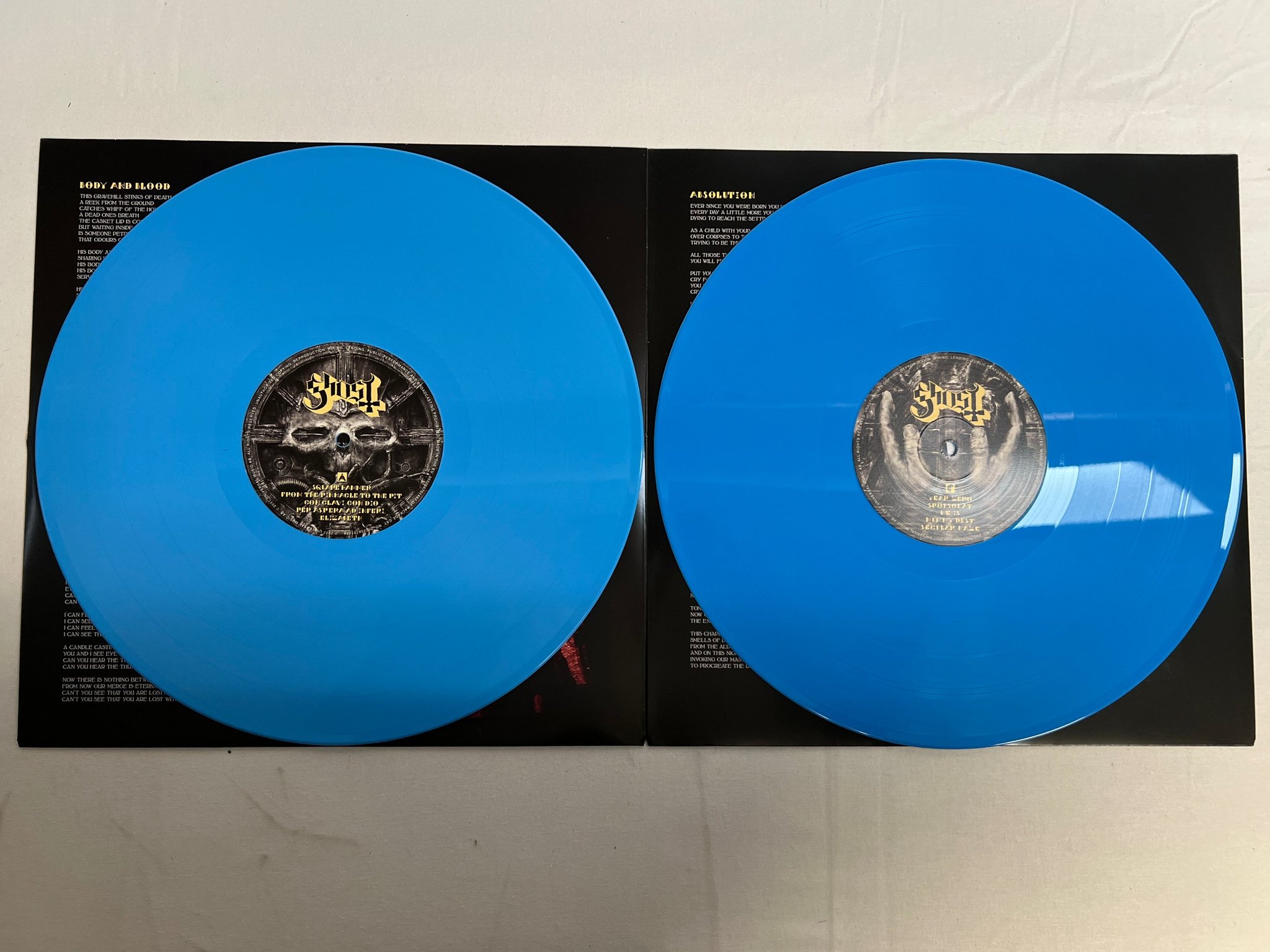 Omslagsbild för skivan GHOST Ceremony And Devotion 2xLP 2018 UNIVERSAL 060256701484 blue vinyl