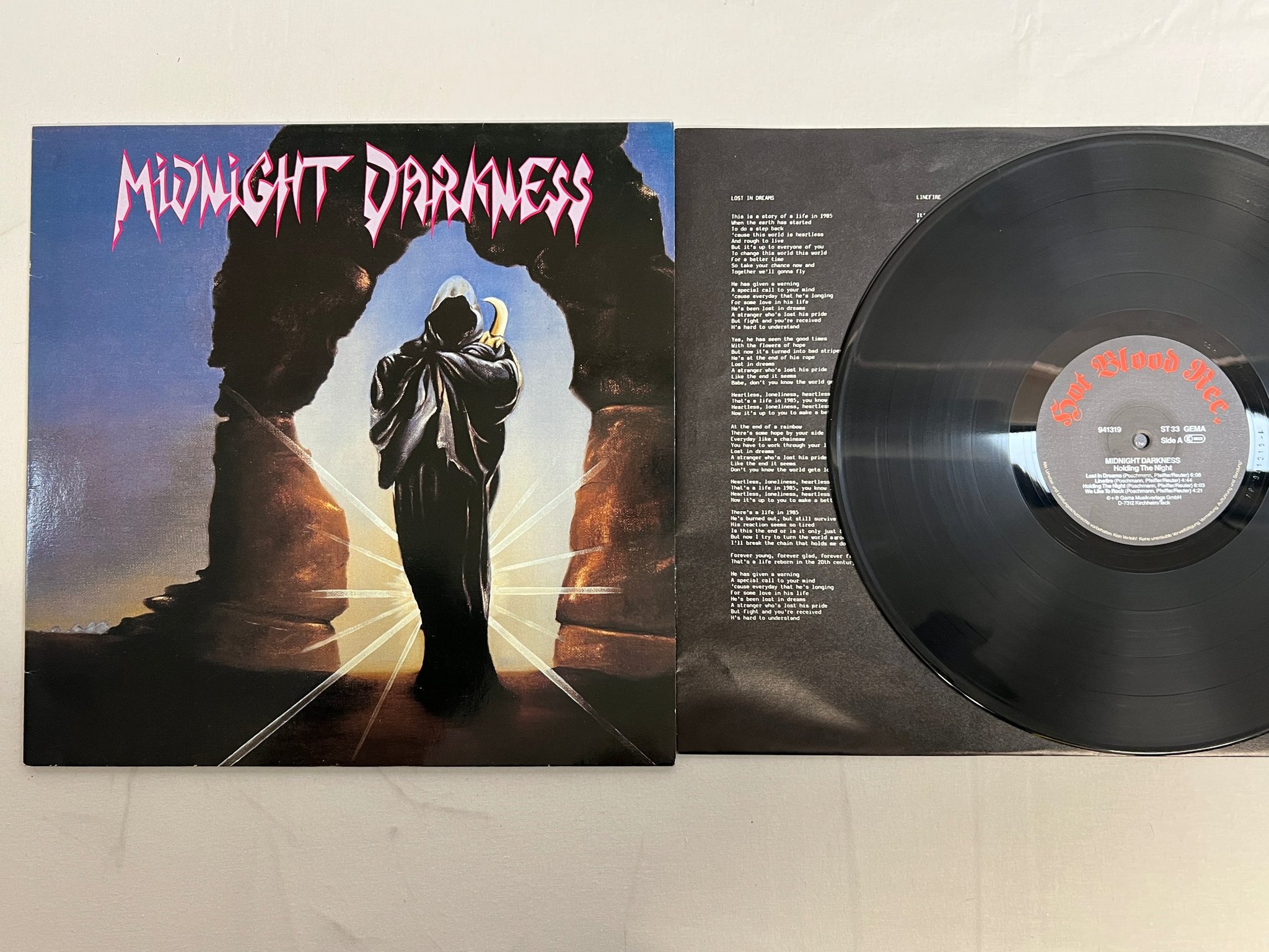 Omslagsbild för skivan MIDNIGHT DARKNESS Holding The Night LP -85 Ger HOT BLOOD 941319 ** rare **