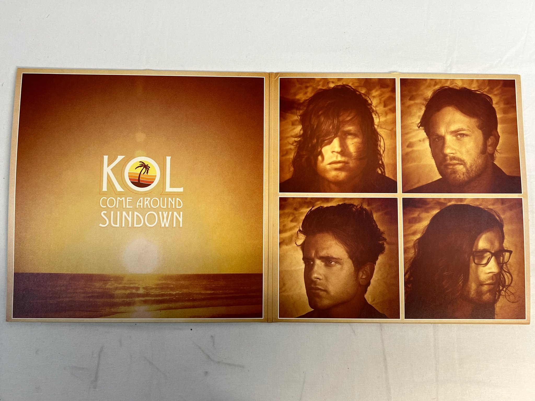 Omslagsbild för skivan KING OF LEON Come Around Sundown 2xLP 2010 RCA 88697649681 rock n roll