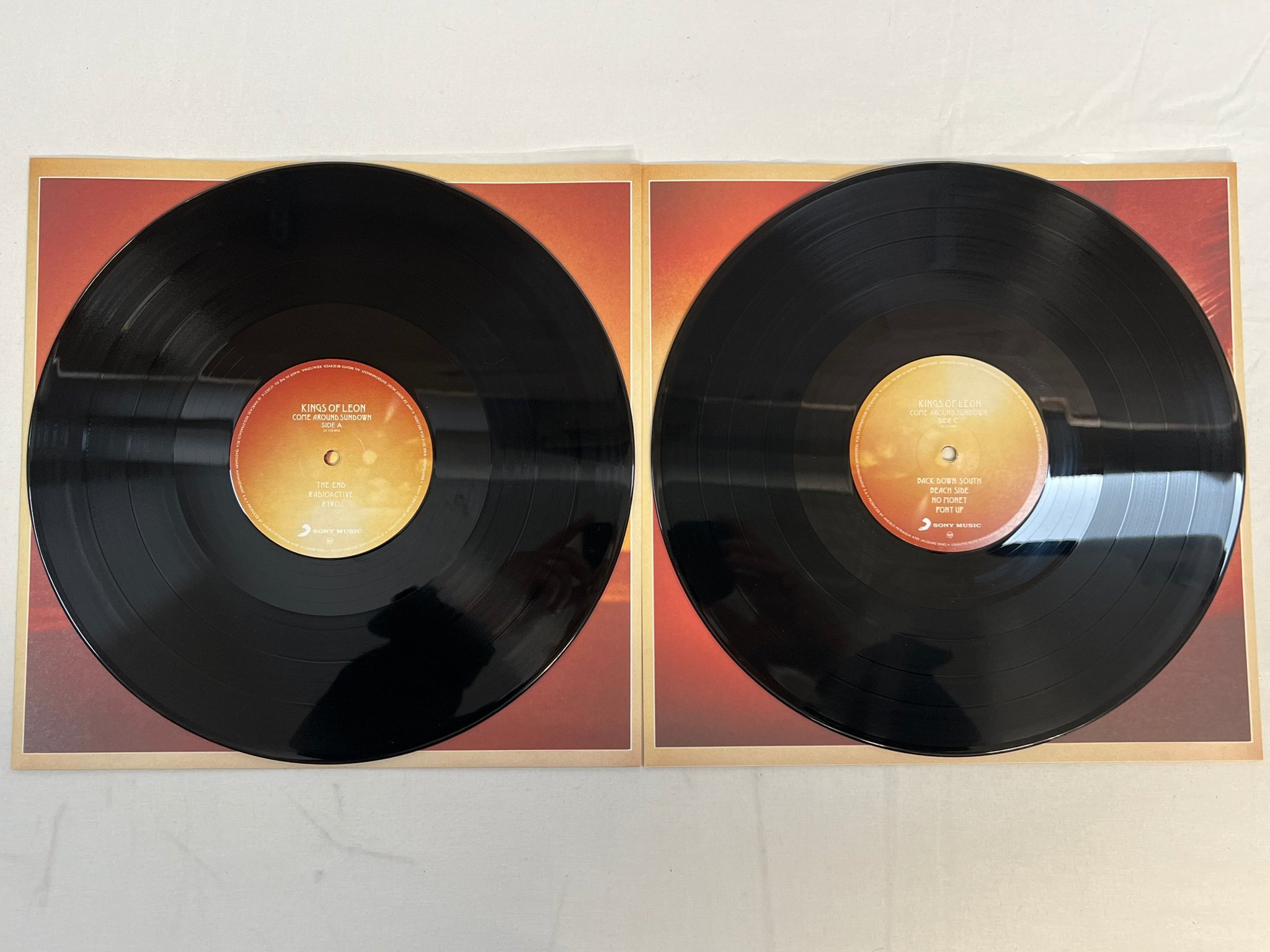 Omslagsbild för skivan KING OF LEON Come Around Sundown 2xLP 2010 RCA 88697649681 rock n roll