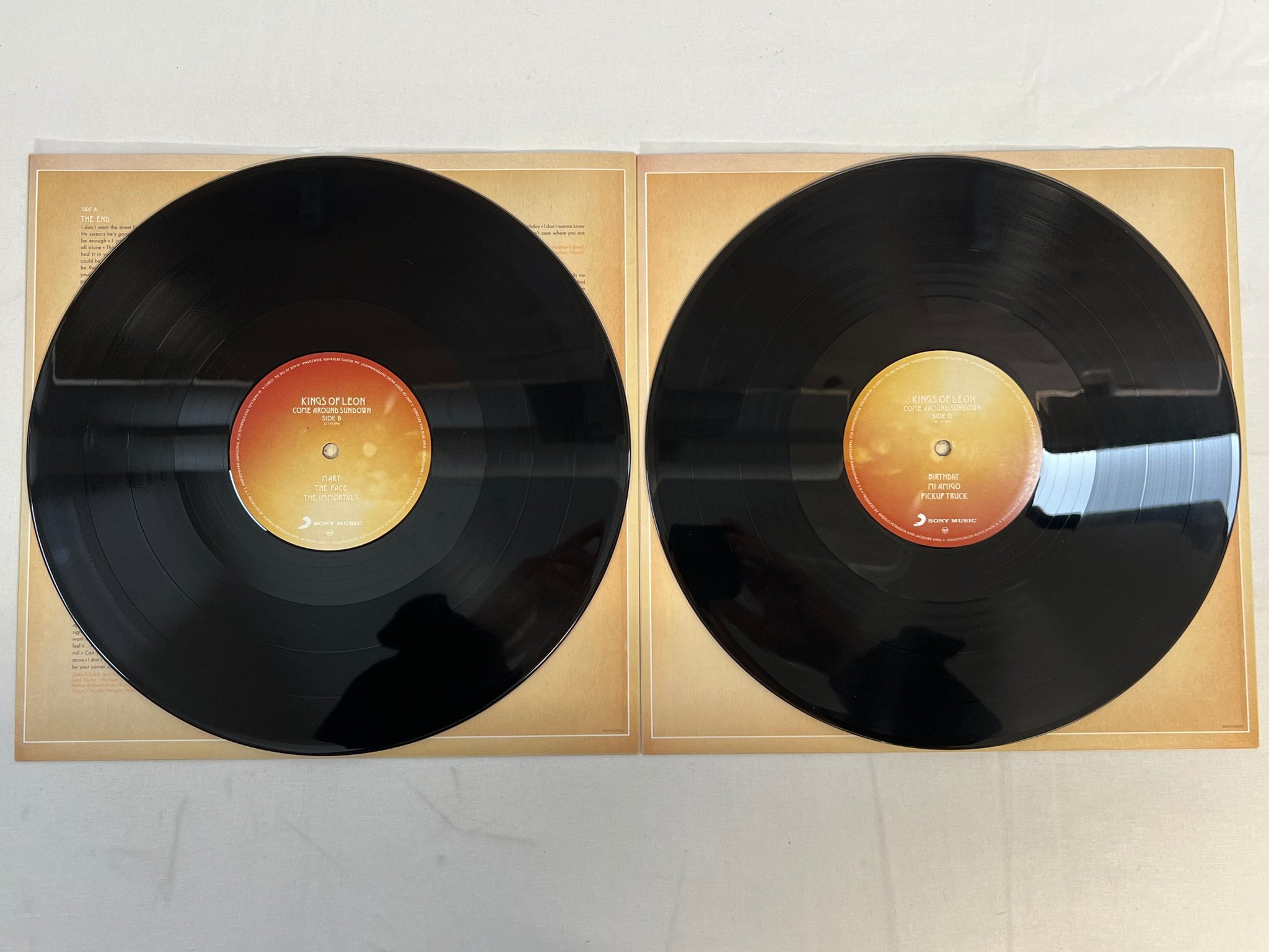 Omslagsbild för skivan KING OF LEON Come Around Sundown 2xLP 2010 RCA 88697649681 rock n roll