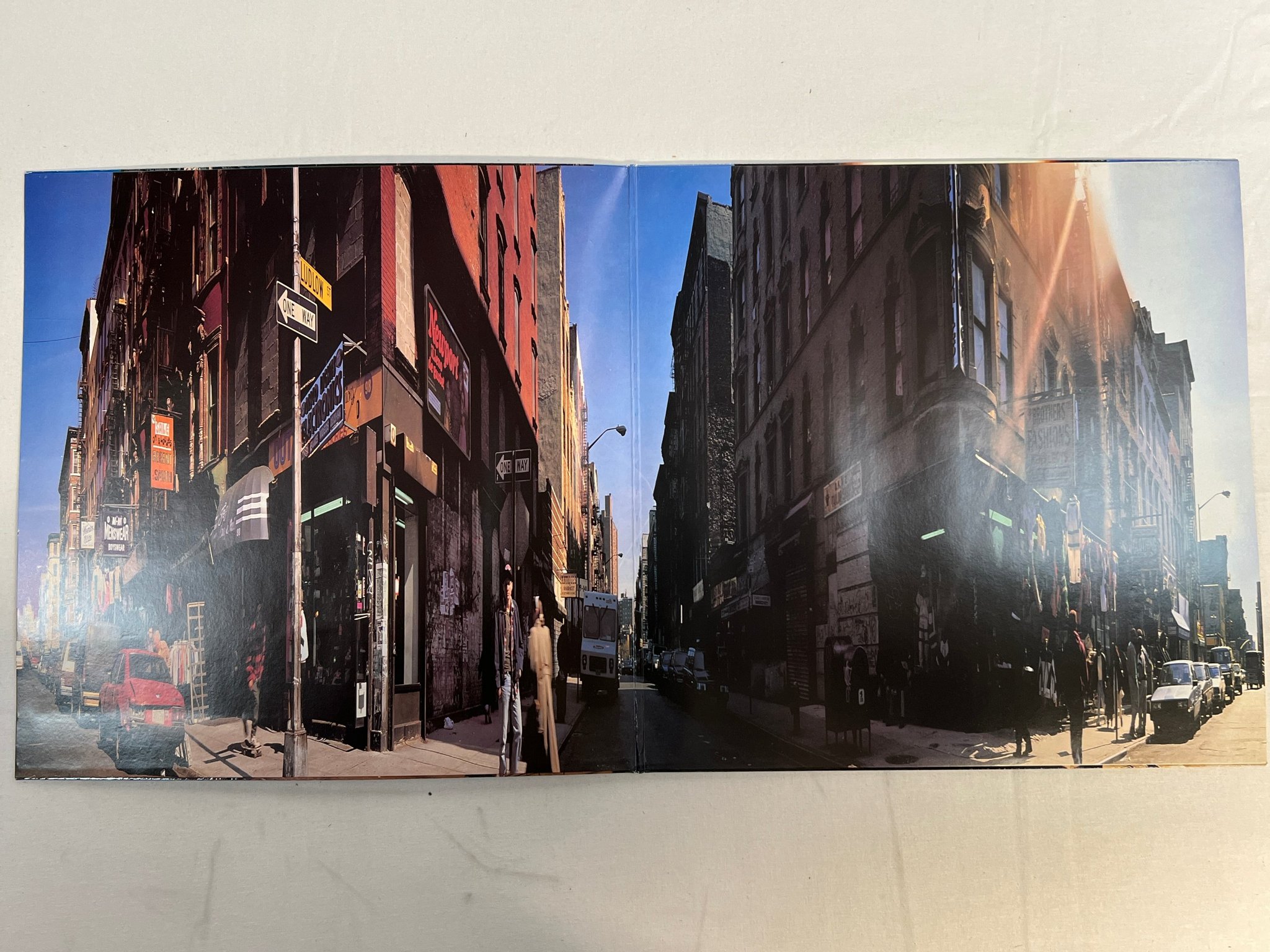 Omslagsbild för skivan BEASTIE BOYS Paul's boutique LP -89 Eu CAPITOL 064-7 91743 1