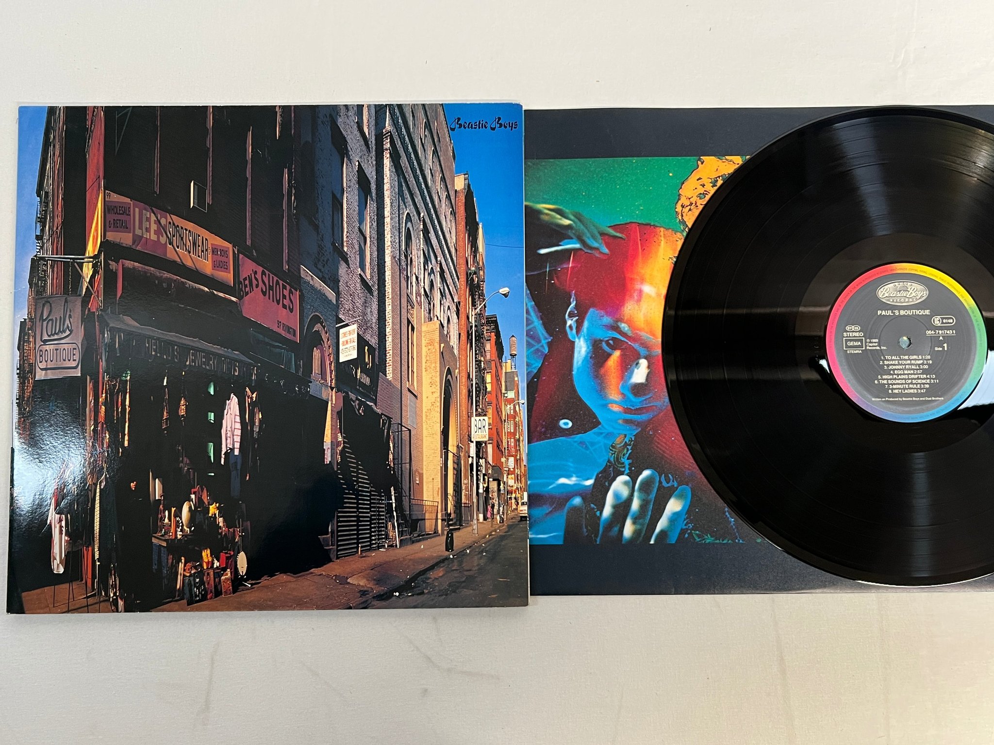 Omslagsbild för skivan BEASTIE BOYS Paul's boutique LP -89 Eu CAPITOL 064-7 91743 1