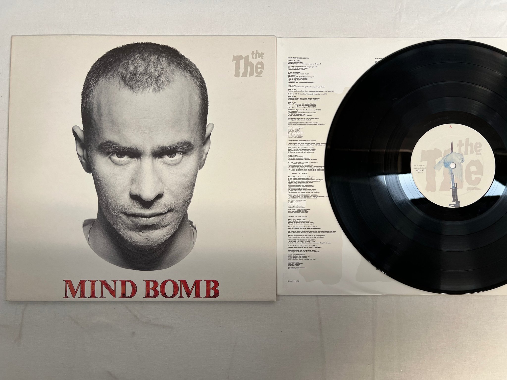 Omslagsbild för skivan THE THE mind bomb LP -89 EPIC 463319 1 
