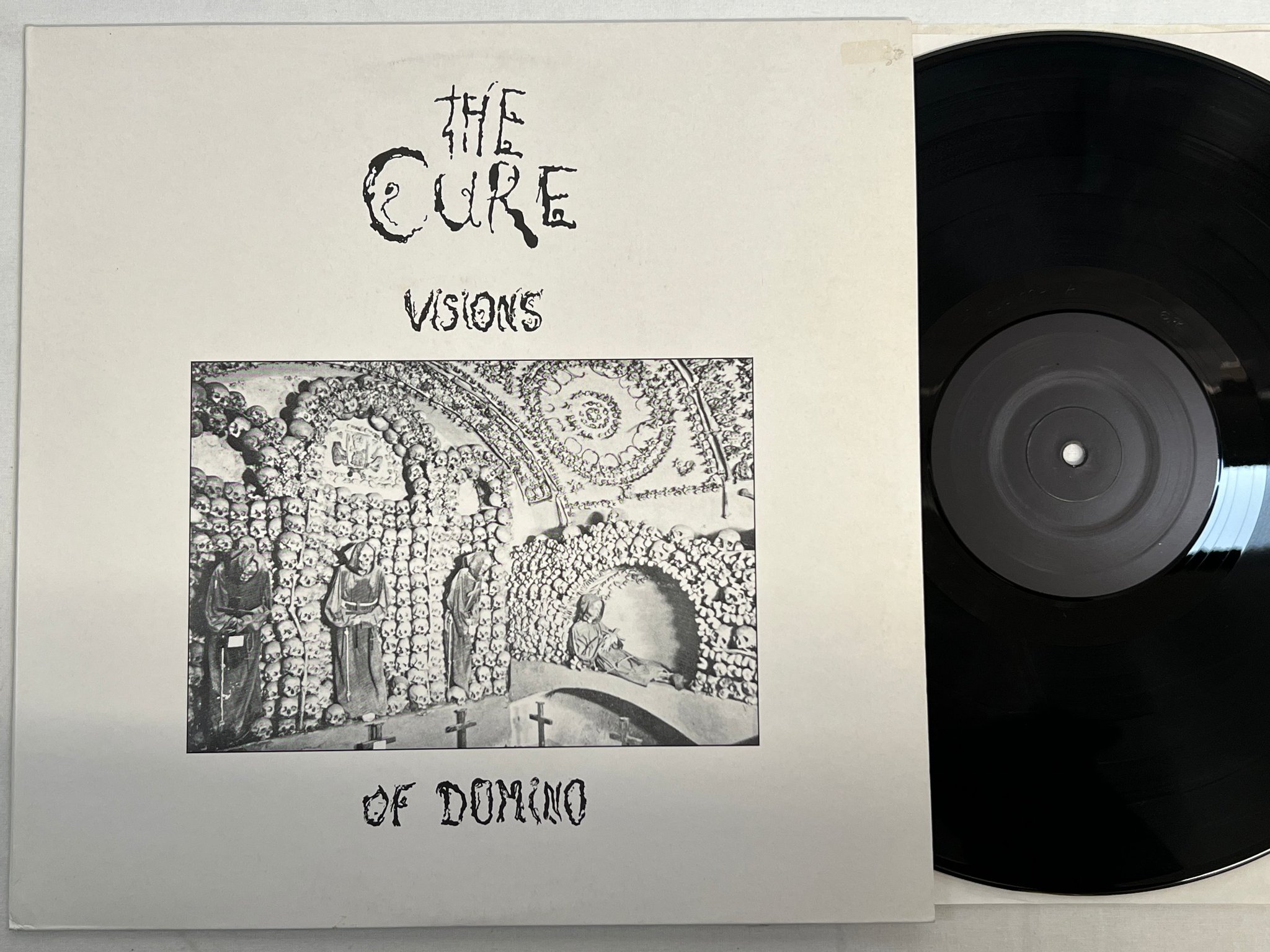 Omslagsbild för skivan THE CURE the visions ... LP 