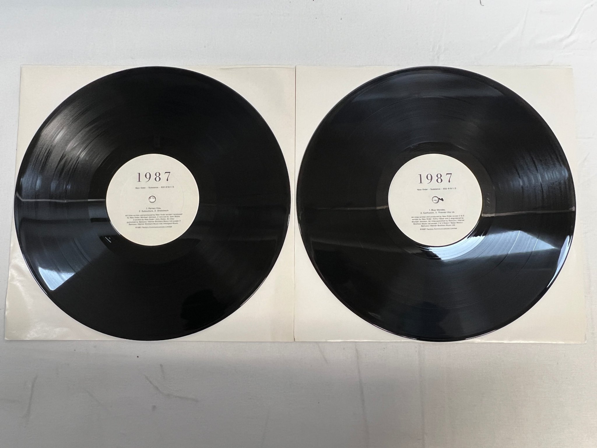 Omslagsbild för skivan NEW ORDER substance 2xLP -87 Can FACTORY 832 616-1 embossed sleeve RARE 