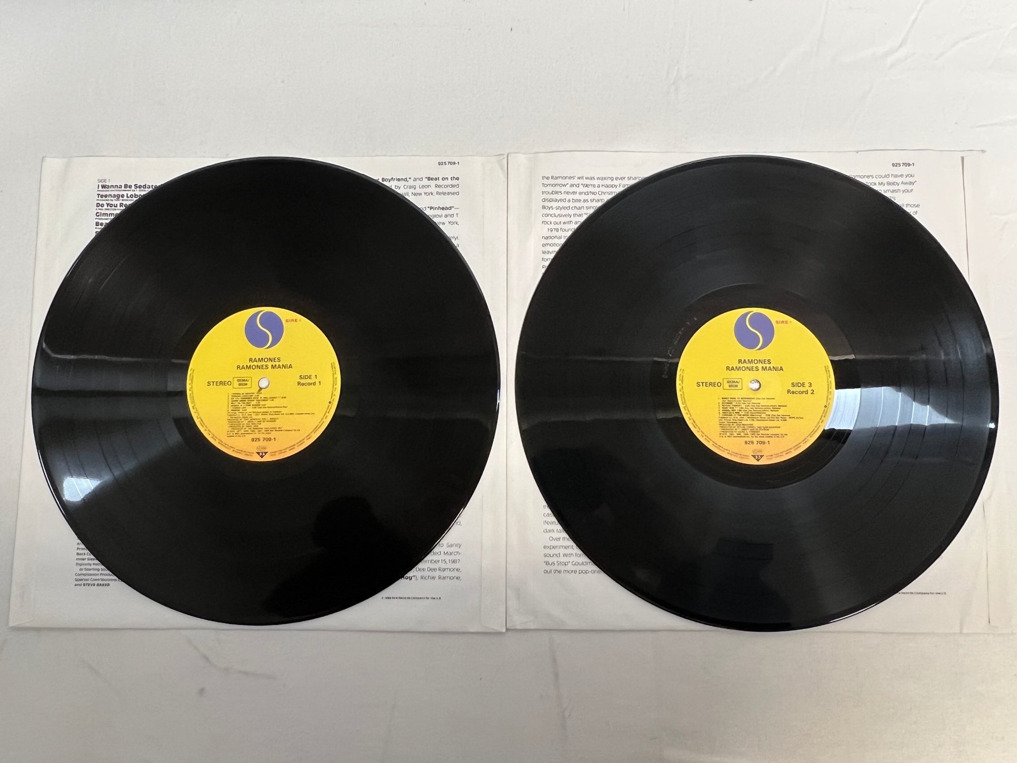 Omslagsbild för skivan RAMONES Ramones Mania 2xLP -88 EU SIRE 925 709-1