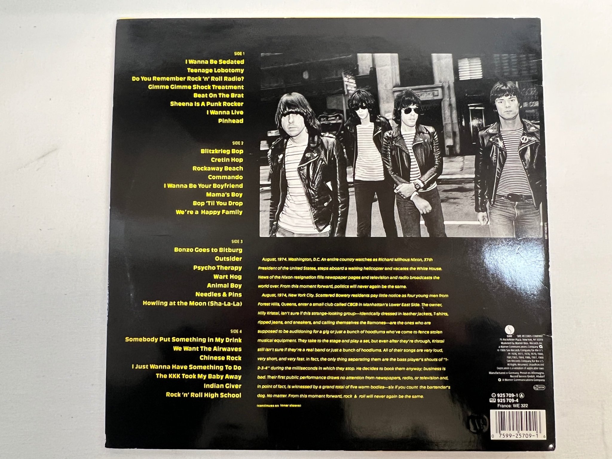 Omslagsbild för skivan RAMONES Ramones Mania 2xLP -88 EU SIRE 925 709-1