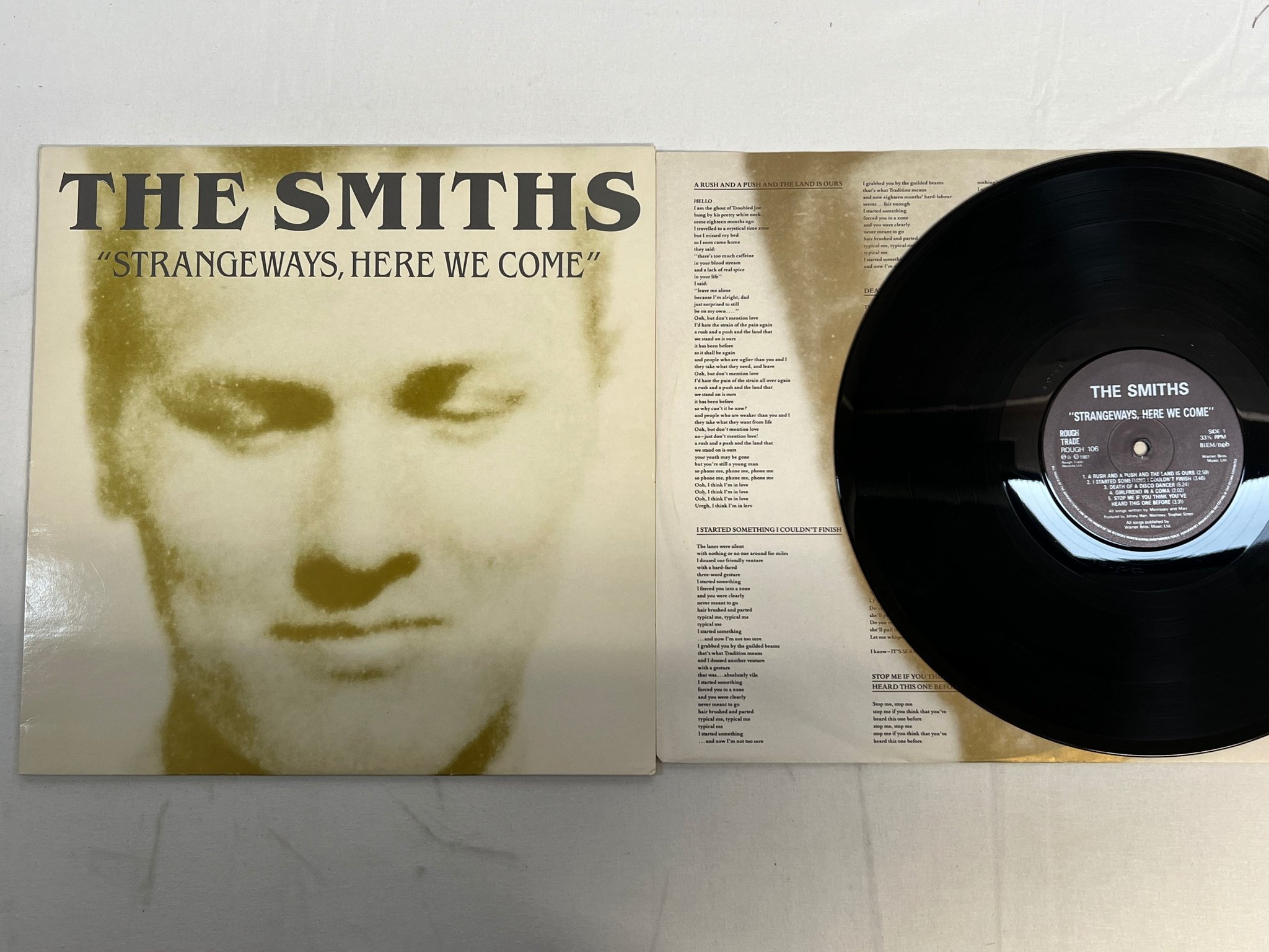 Omslagsbild för skivan THE SMITHS Strangeways, Here We Come LP -87 Swe ROUGH TRADE ROUGH 106 