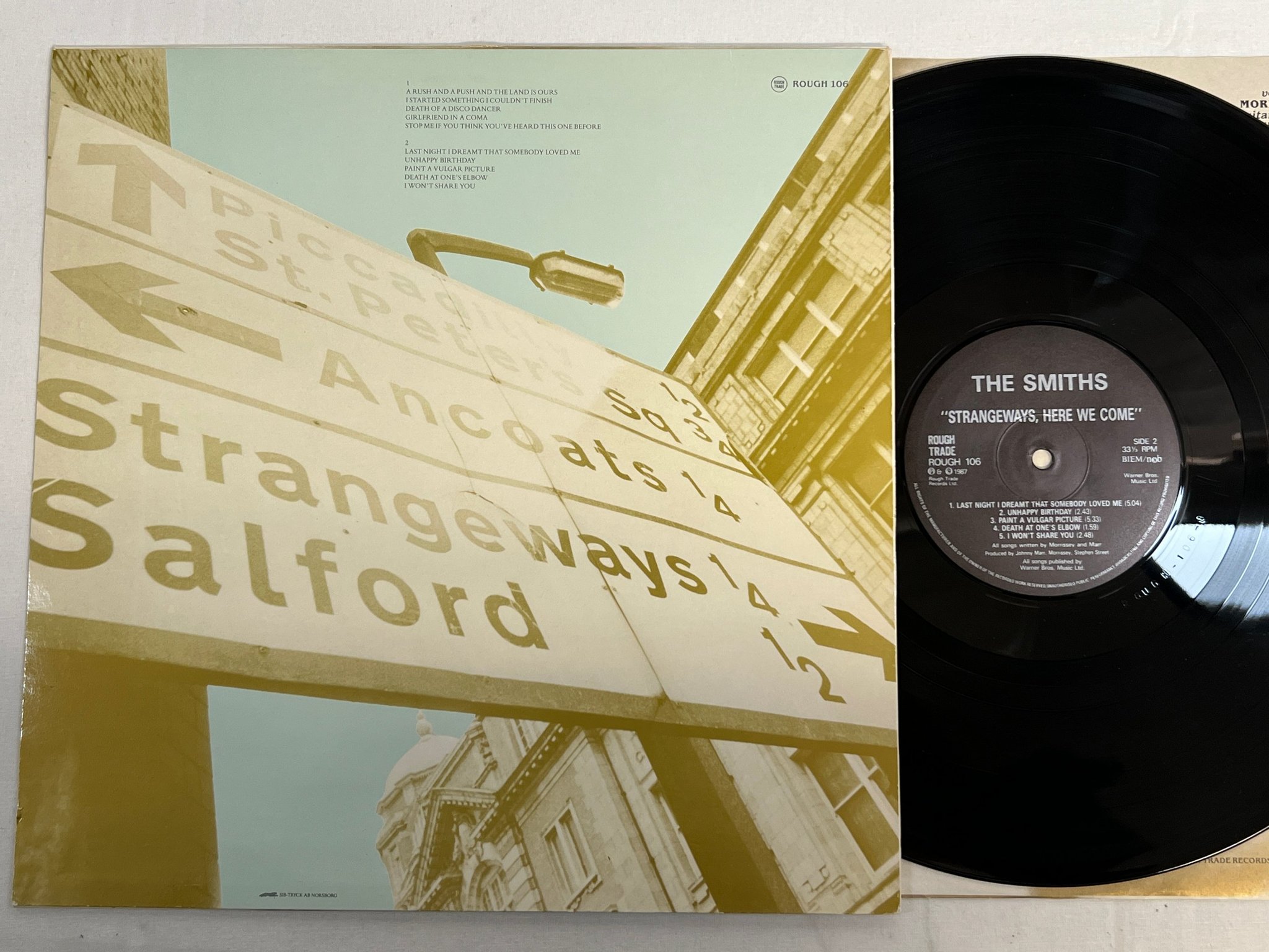 Omslagsbild för skivan THE SMITHS Strangeways, Here We Come LP -87 Swe ROUGH TRADE ROUGH 106 