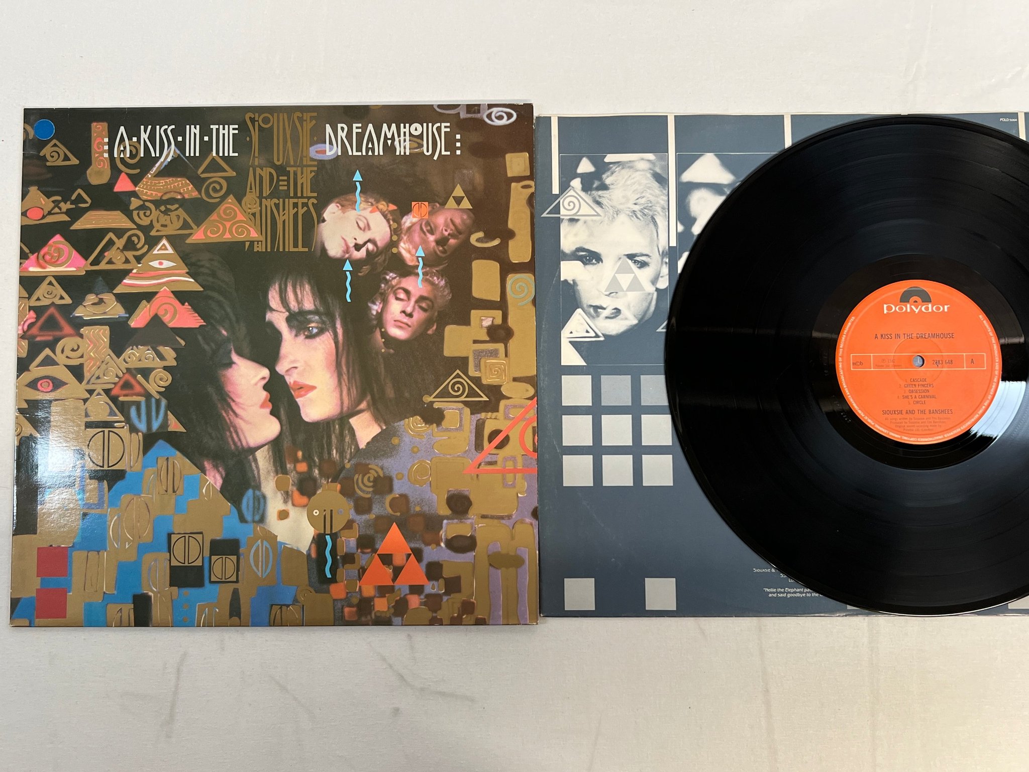 Omslagsbild för skivan SIOUXSIE AND THE BANSHEES a kiss in the dreamhouse LP -82 ncb POLYDOR 2383648