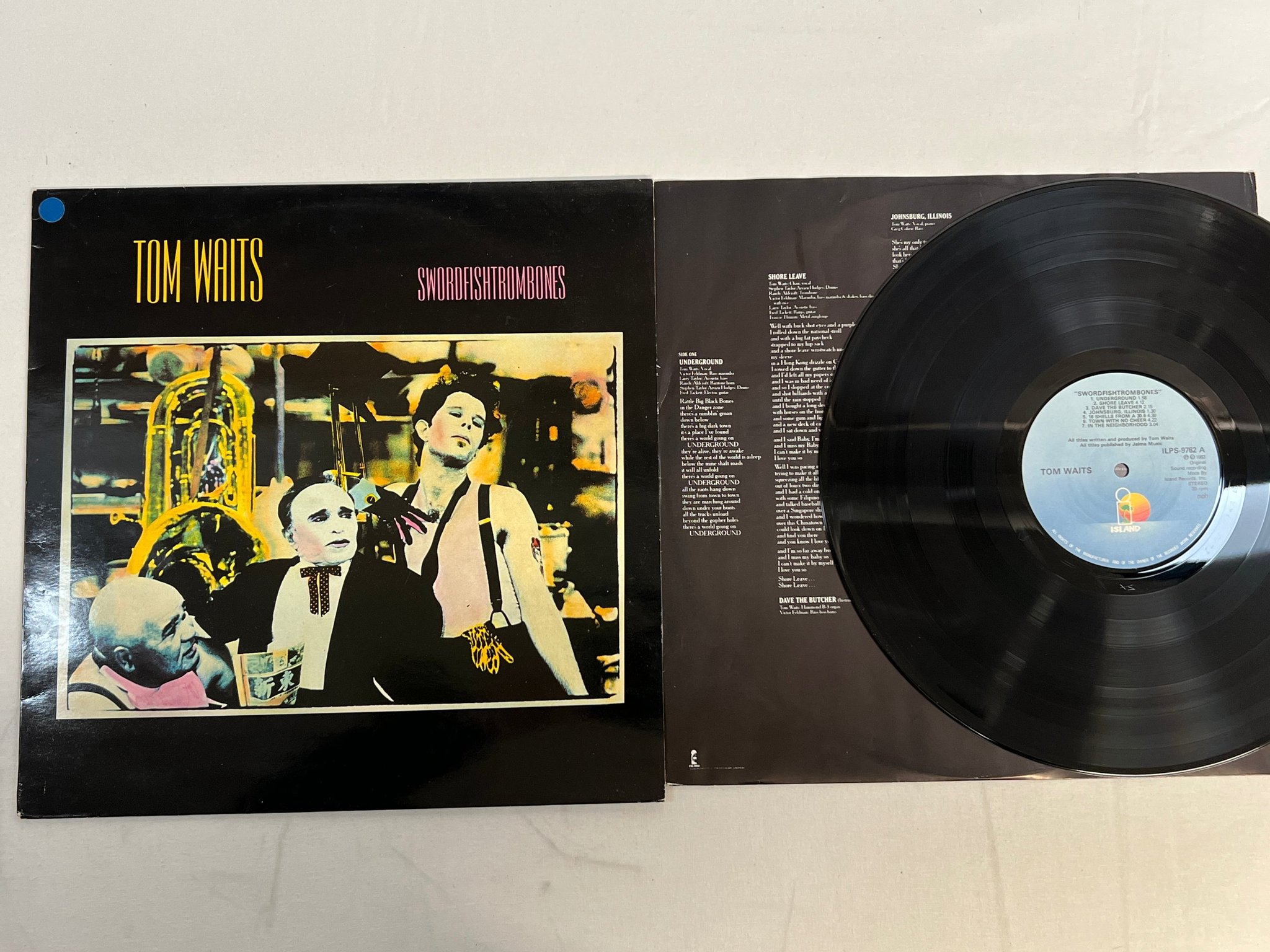 Omslagsbild för skivan TOM WAITS Swordfishtrombones LP -83 ncb ISLAND ILPS-9762