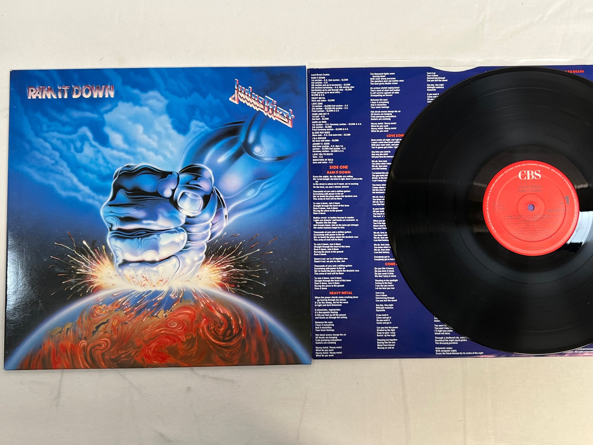 Omslagsbild för skivan JUDAS PRIEST ram it down LP -88 Hol CBS 4611081