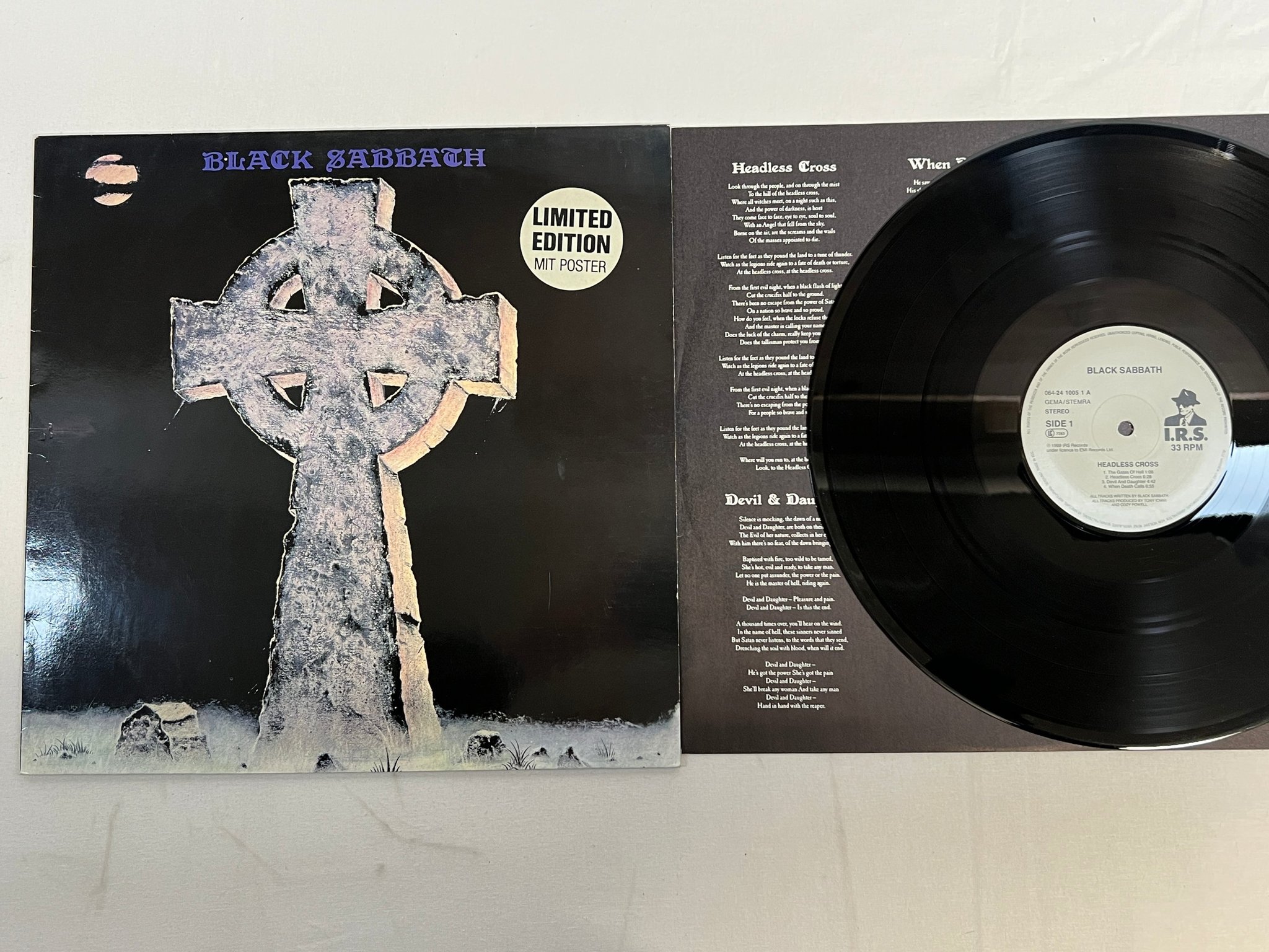 Omslagsbild för skivan BLACK SABBATH headless cross LP -89 IRS  064-24 1005 1 Ltd Ed 