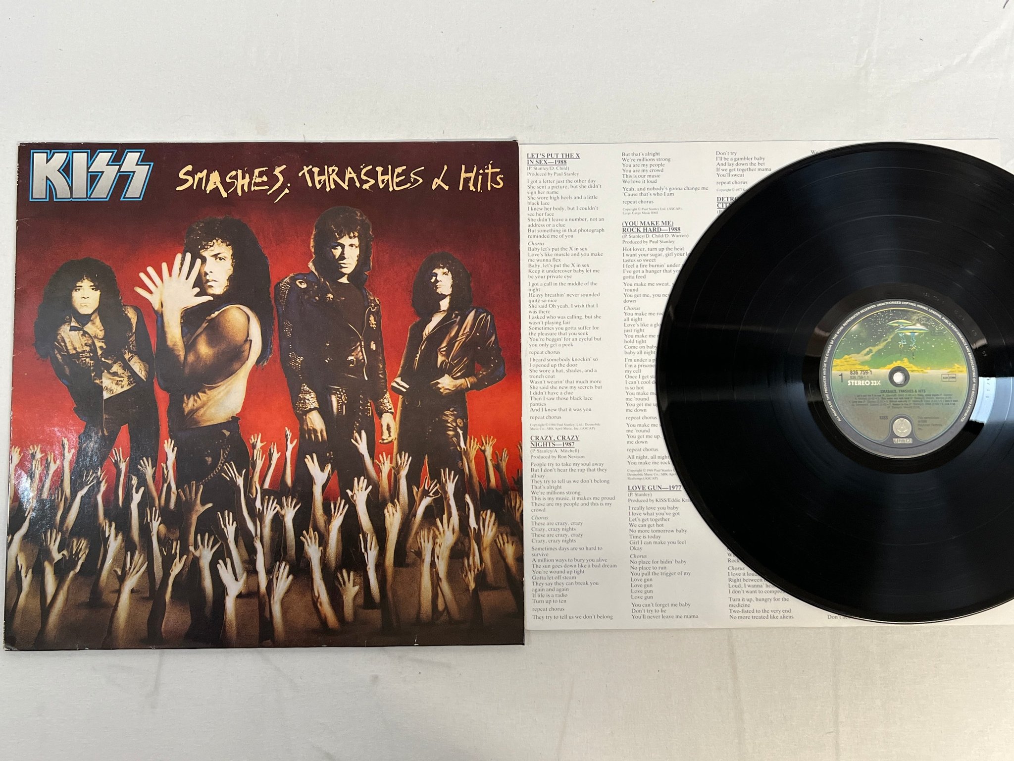 Omslagsbild för skivan KISS smashes trashes & hits LP -88 Hol VERTIGO 836 759-1 