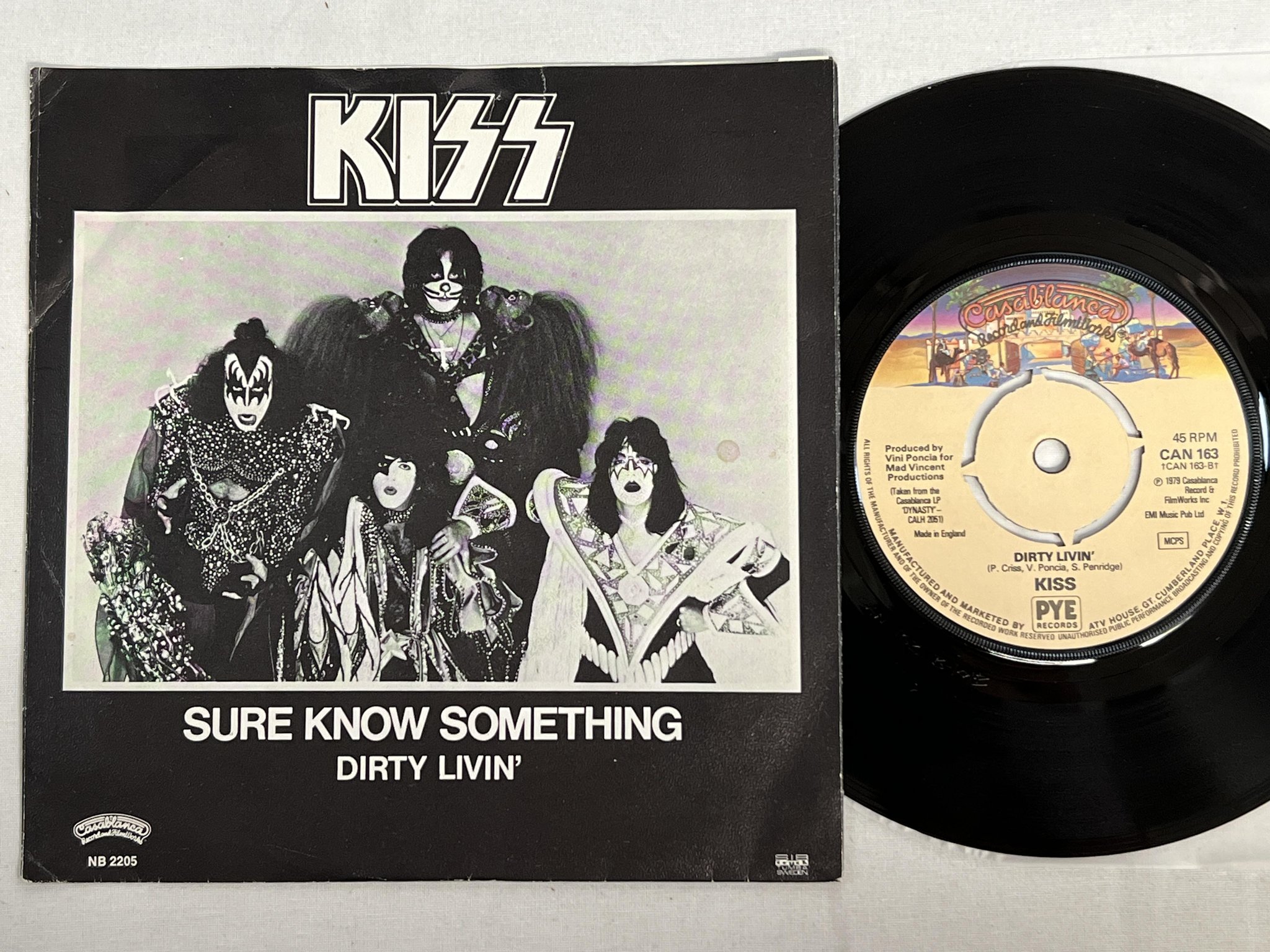 Omslagsbild för skivan KISS sure know something 7" UK/SWE CASABLANCA 