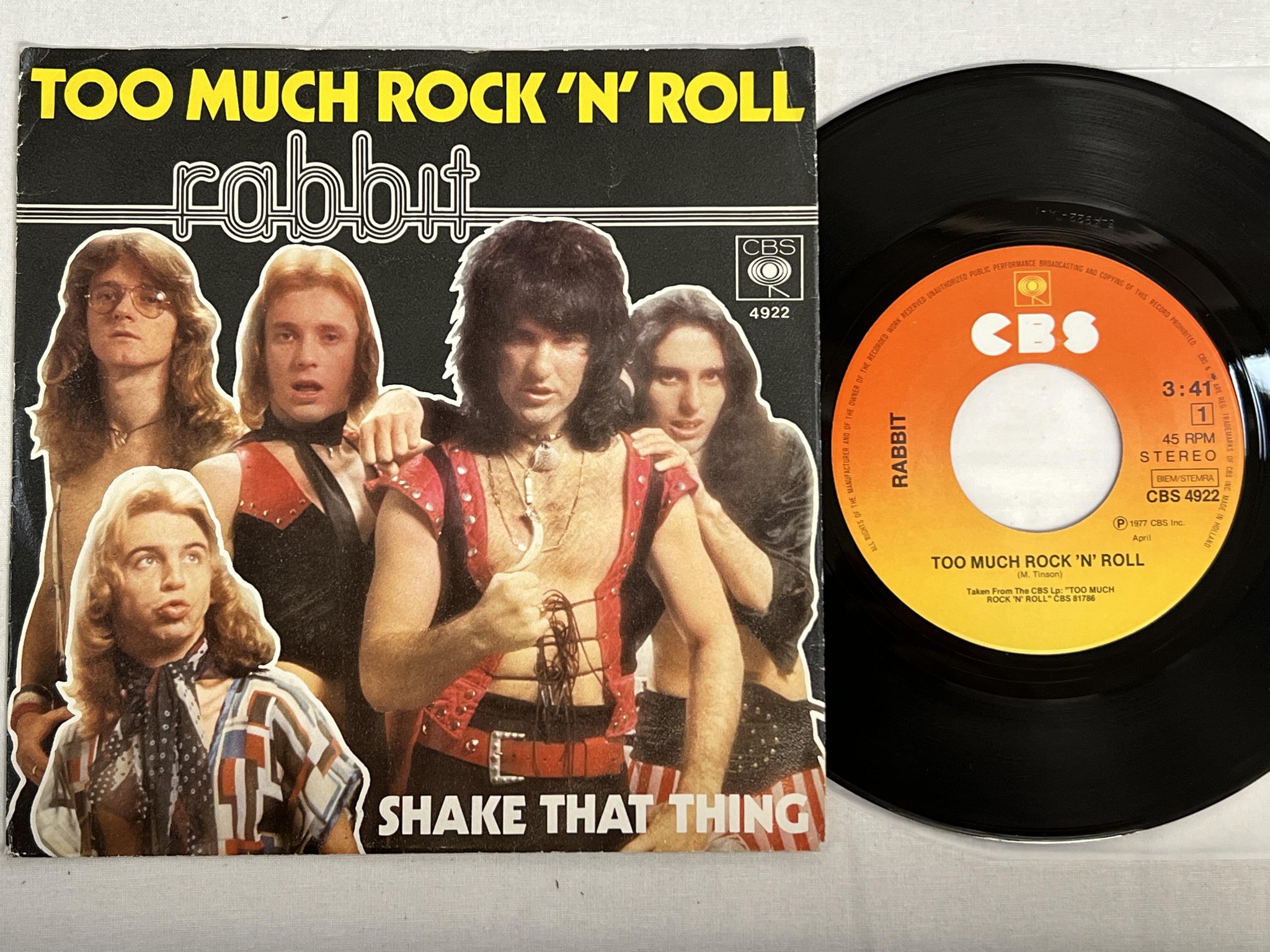 Omslagsbild för skivan RABBIT too much rock n roll 7" -77 Hol CBS 4922 
