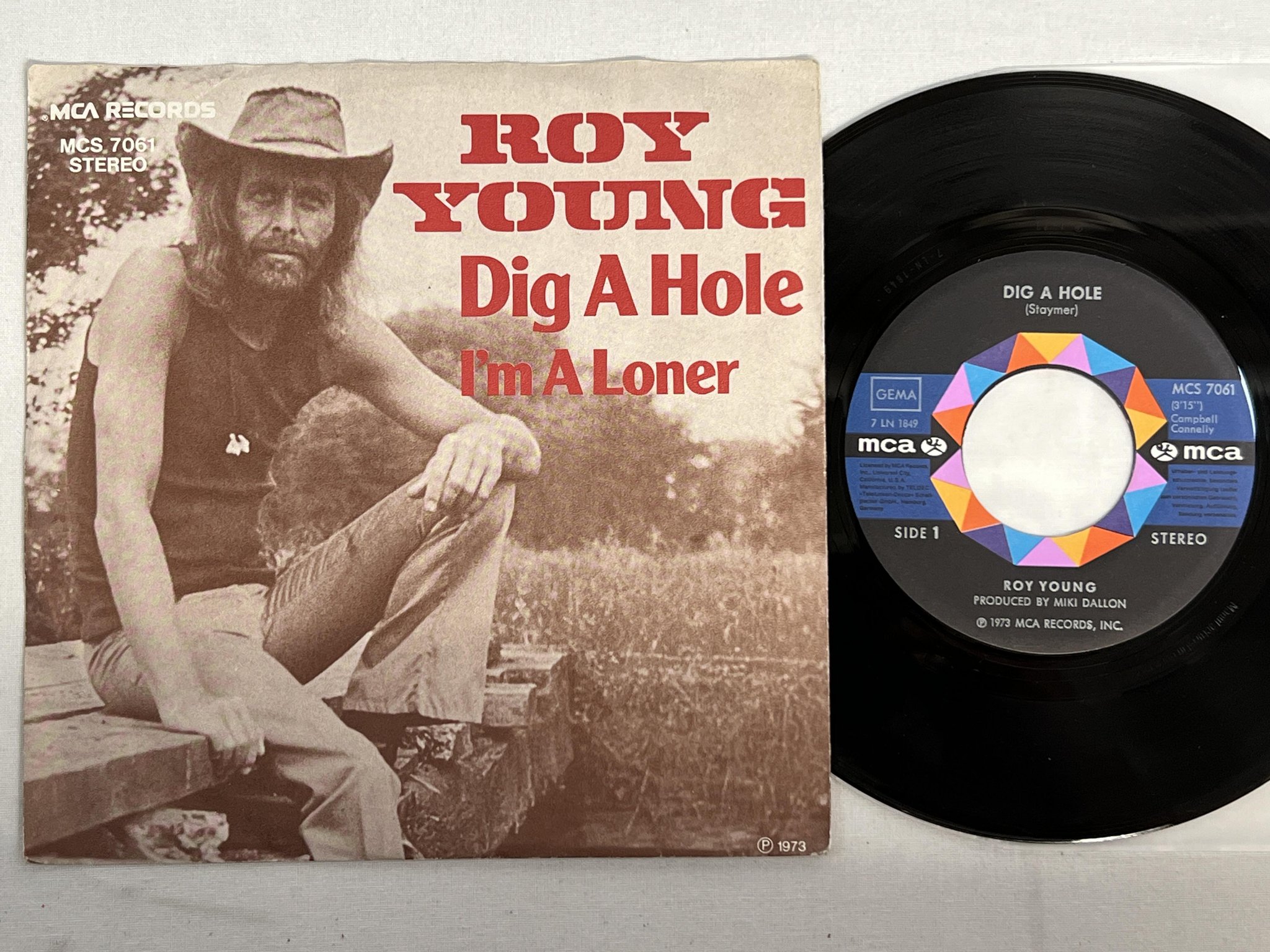 Omslagsbild för skivan ROY YOUNG dig a hole 7" -73 Ger MCA MCS 7061 