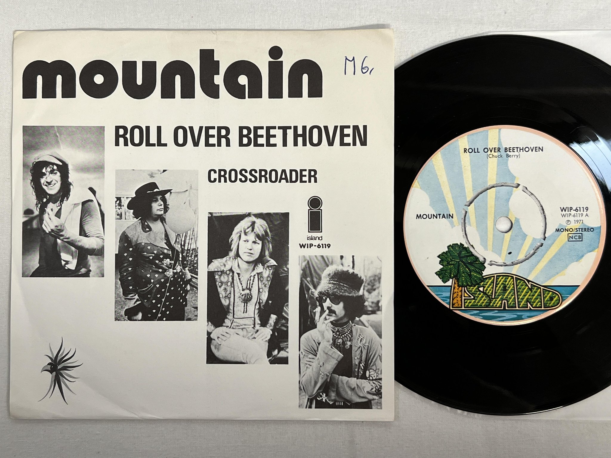 Omslagsbild för skivan MOUNTAIN roll over Beethoven 7" -71 Swe ISLAND WIP 6119 