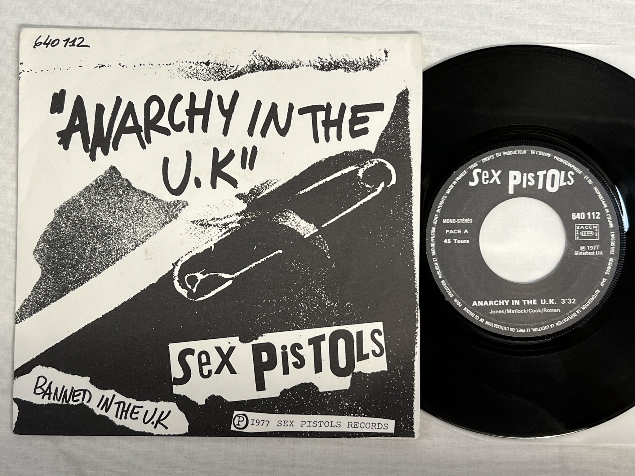Omslagsbild för skivan SEX PISTOLS anarchy in the UK 7" -77 Fra 640112 "EA-code" 