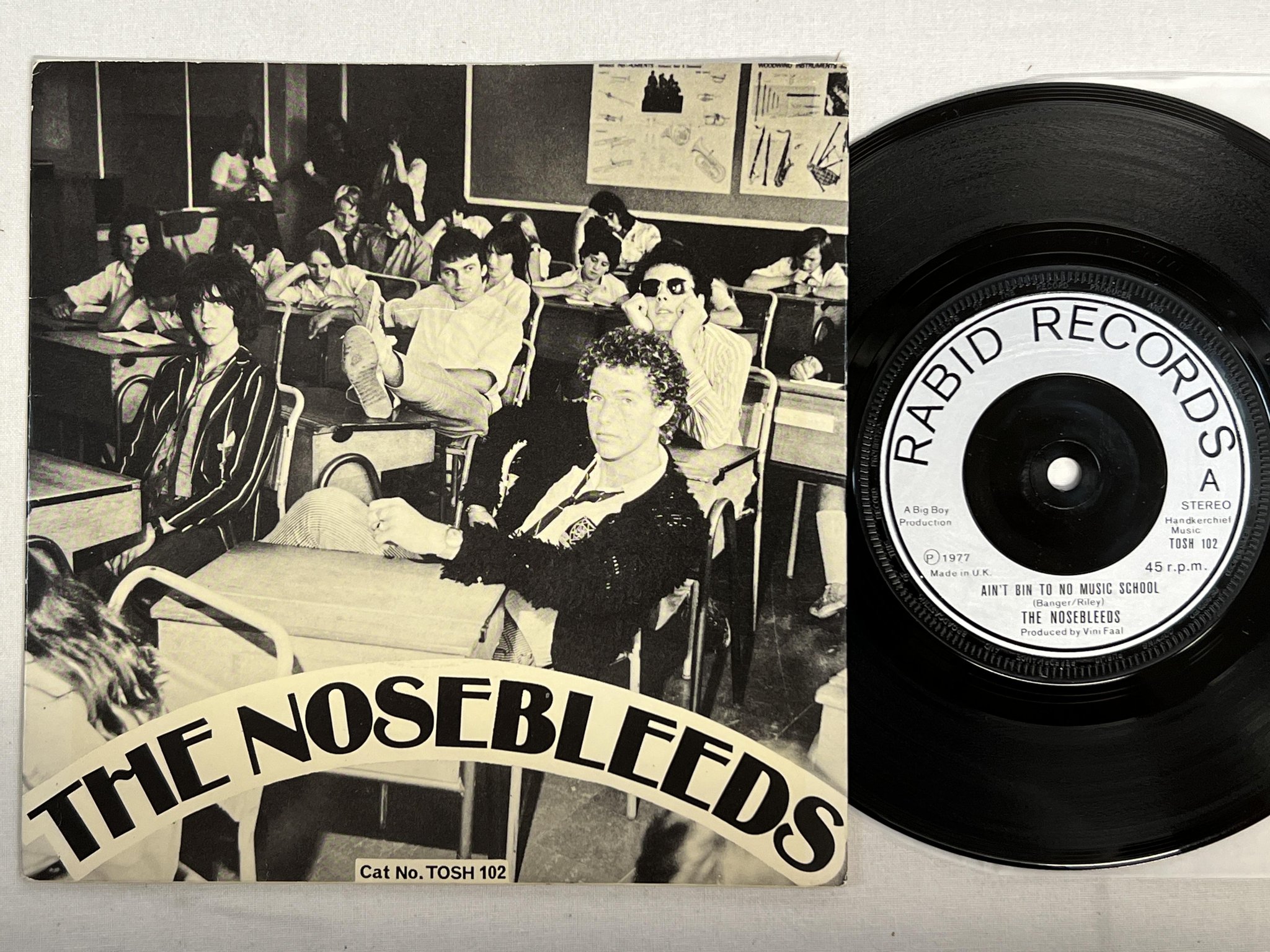 Omslagsbild för skivan THE NOSEBLEEDS Ain't Bin To No Music School 7" -77 UK RABID TOSH-102 punk