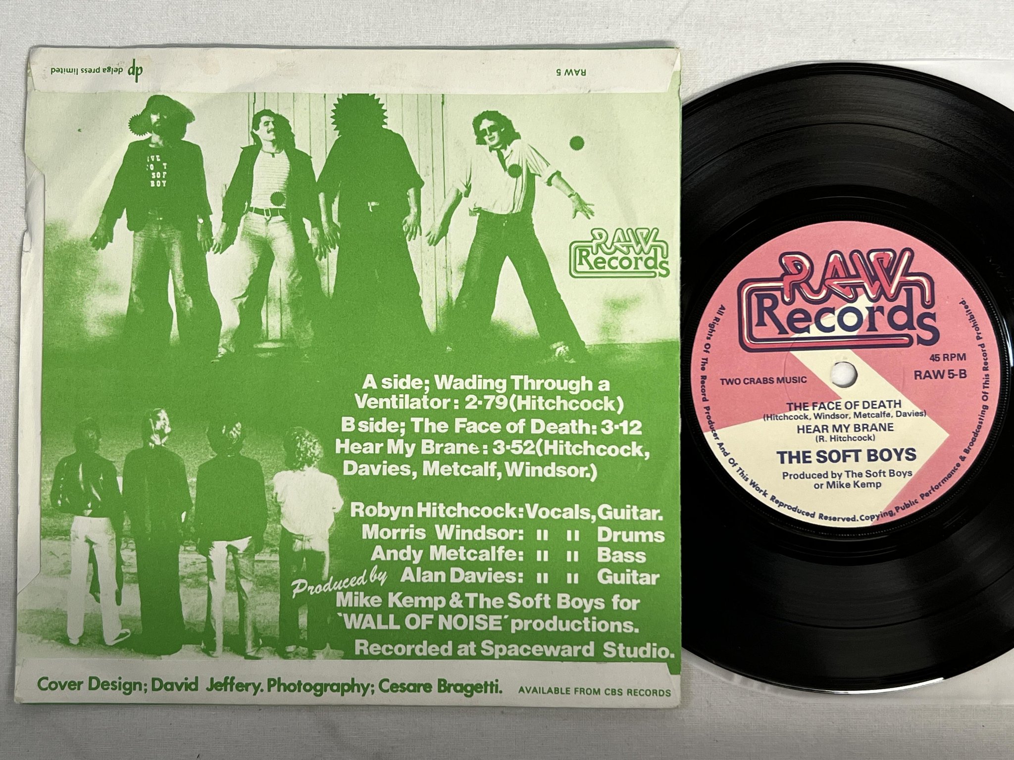 Omslagsbild för skivan THE SOFT BOYS give it to ...  7" -77 UK RAW 5 punk rock / psych