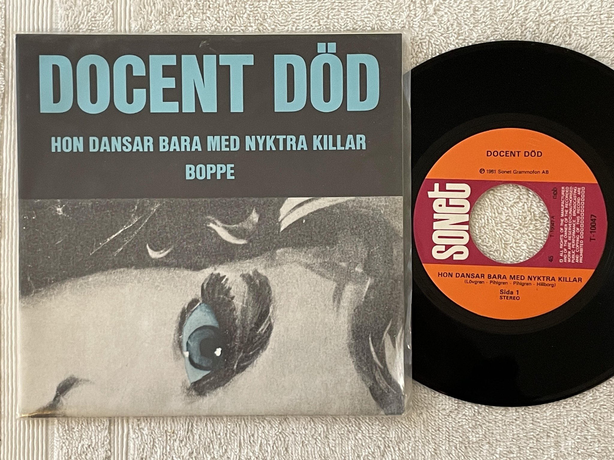 Omslagsbild för skivan DOCENT DÖD hon dansar bara med nyktra killar 7" -81 Swe SONET T-10047