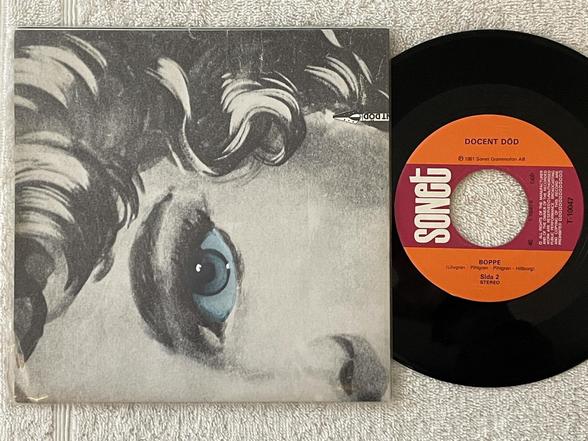 Omslagsbild för skivan DOCENT DÖD hon dansar bara med nyktra killar 7" -81 Swe SONET T-10047