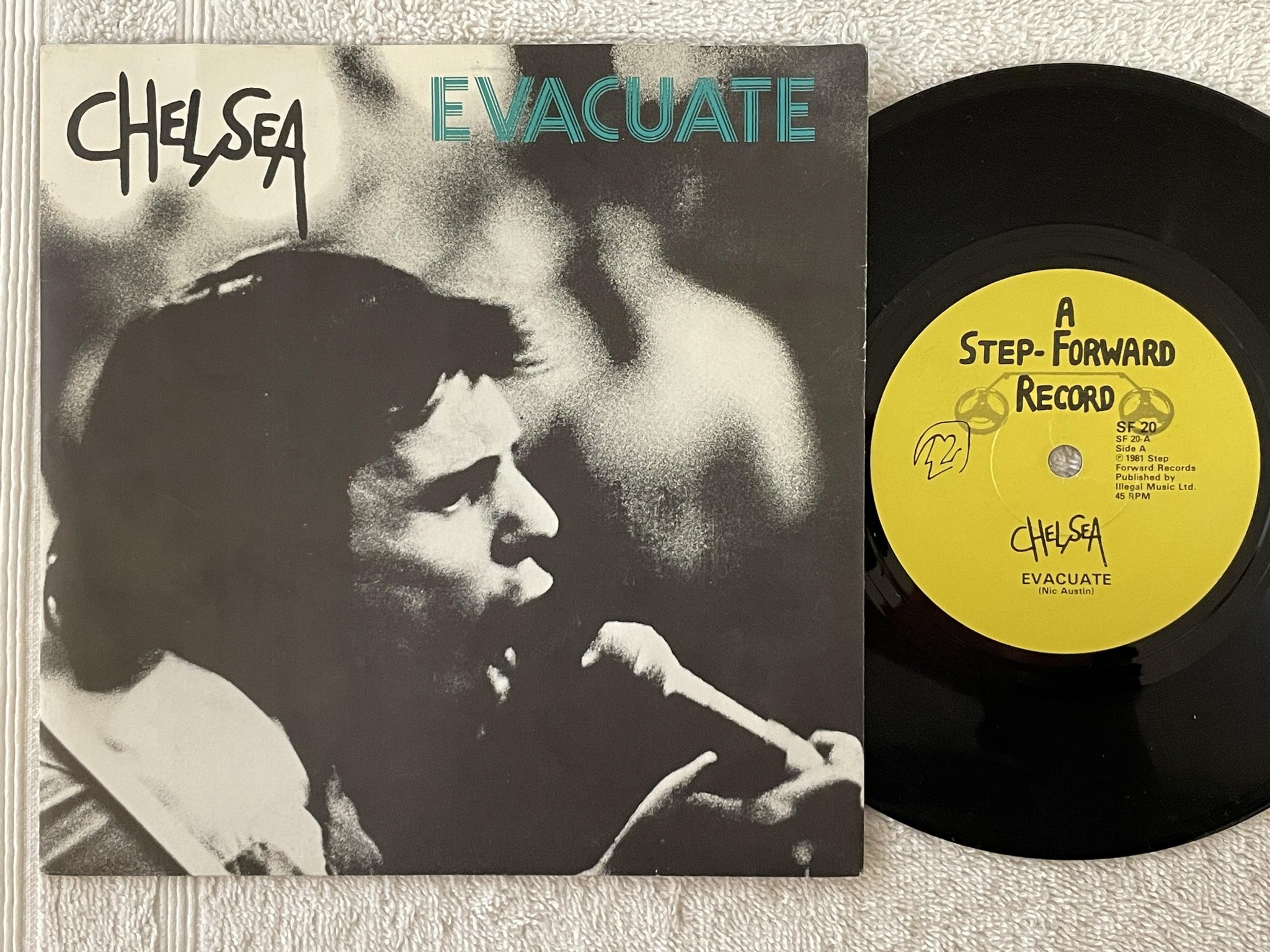 Omslagsbild för skivan CHELSEA evacuate 7" -81 UK STEP-FORWARD SF 20 punk
