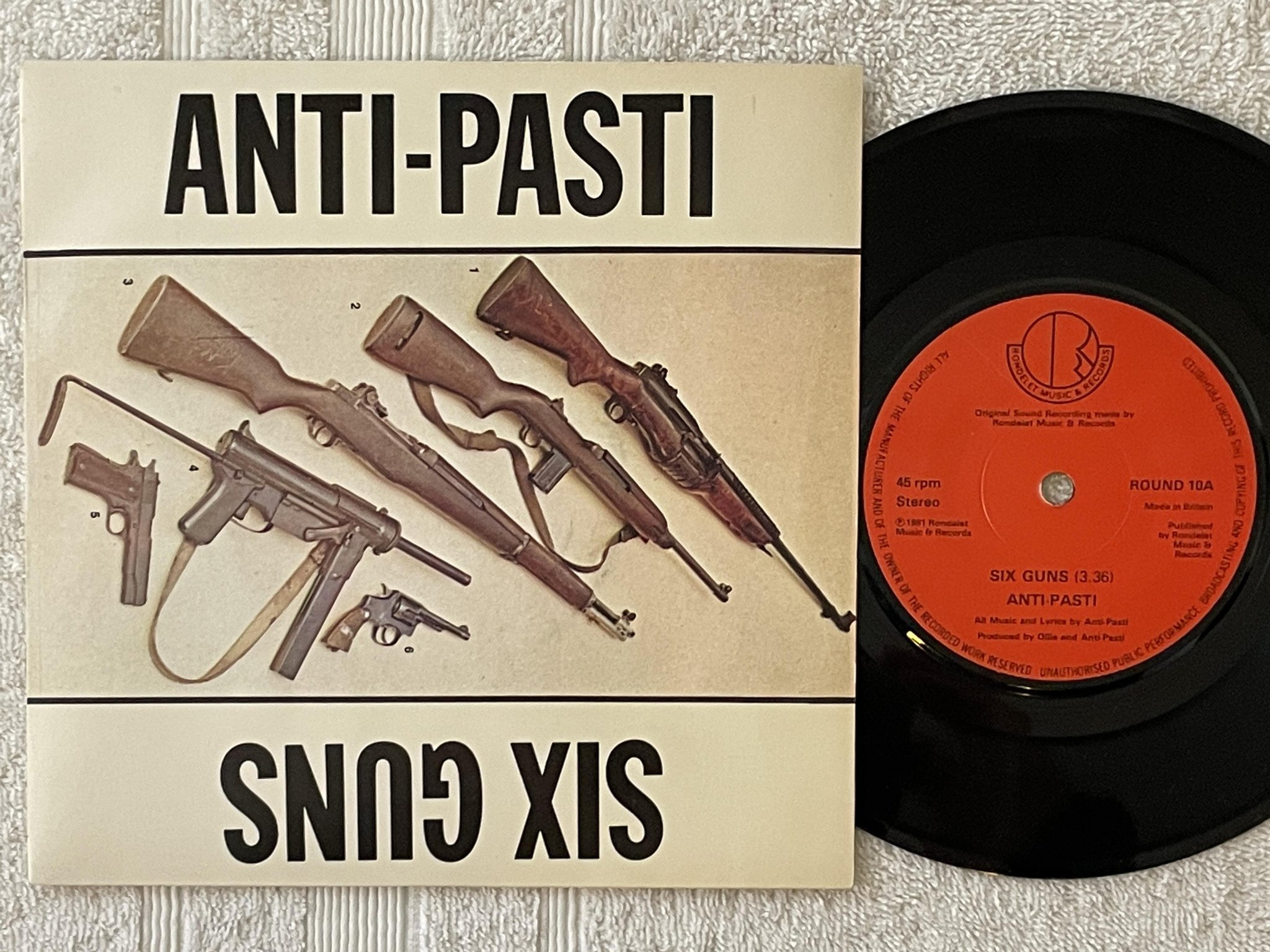 Omslagsbild för skivan ANTI-PASTI six guns 7" -81 UK RONDOLET MUSIC ROUND 10 punk
