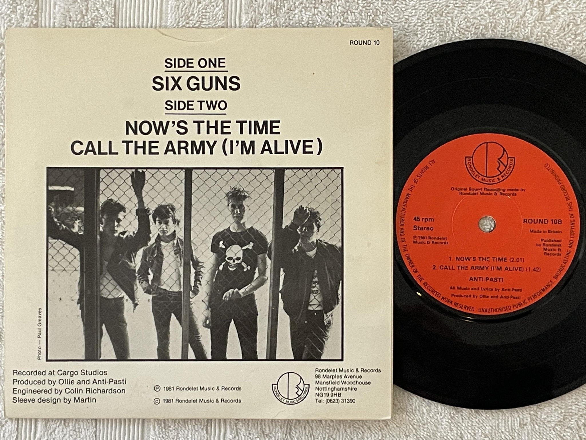 Omslagsbild för skivan ANTI-PASTI six guns 7" -81 UK RONDOLET MUSIC ROUND 10 punk