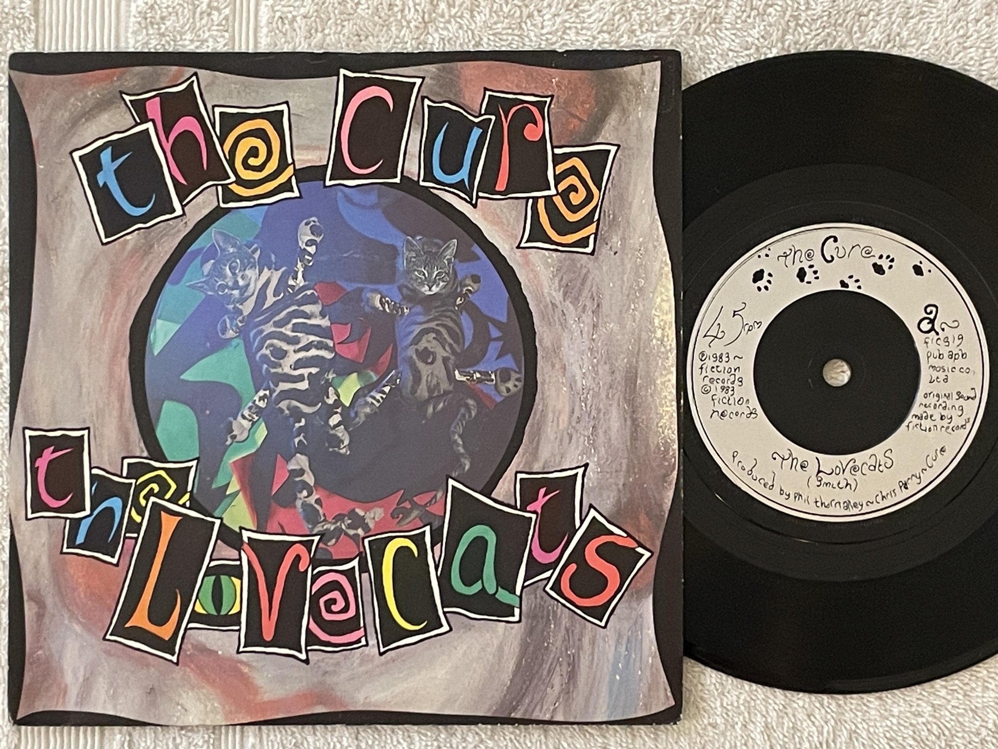 Omslagsbild för skivan THE CURE the love cats 7" -83 FICTION FICS 19 