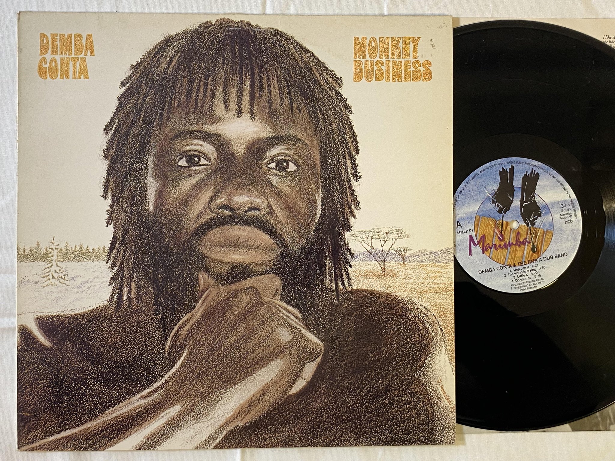 Omslagsbild för skivan DEMBA CONTA & THE RUB A DUB BAND monkey business LP -85 ncb MARIMBA MMLP 01