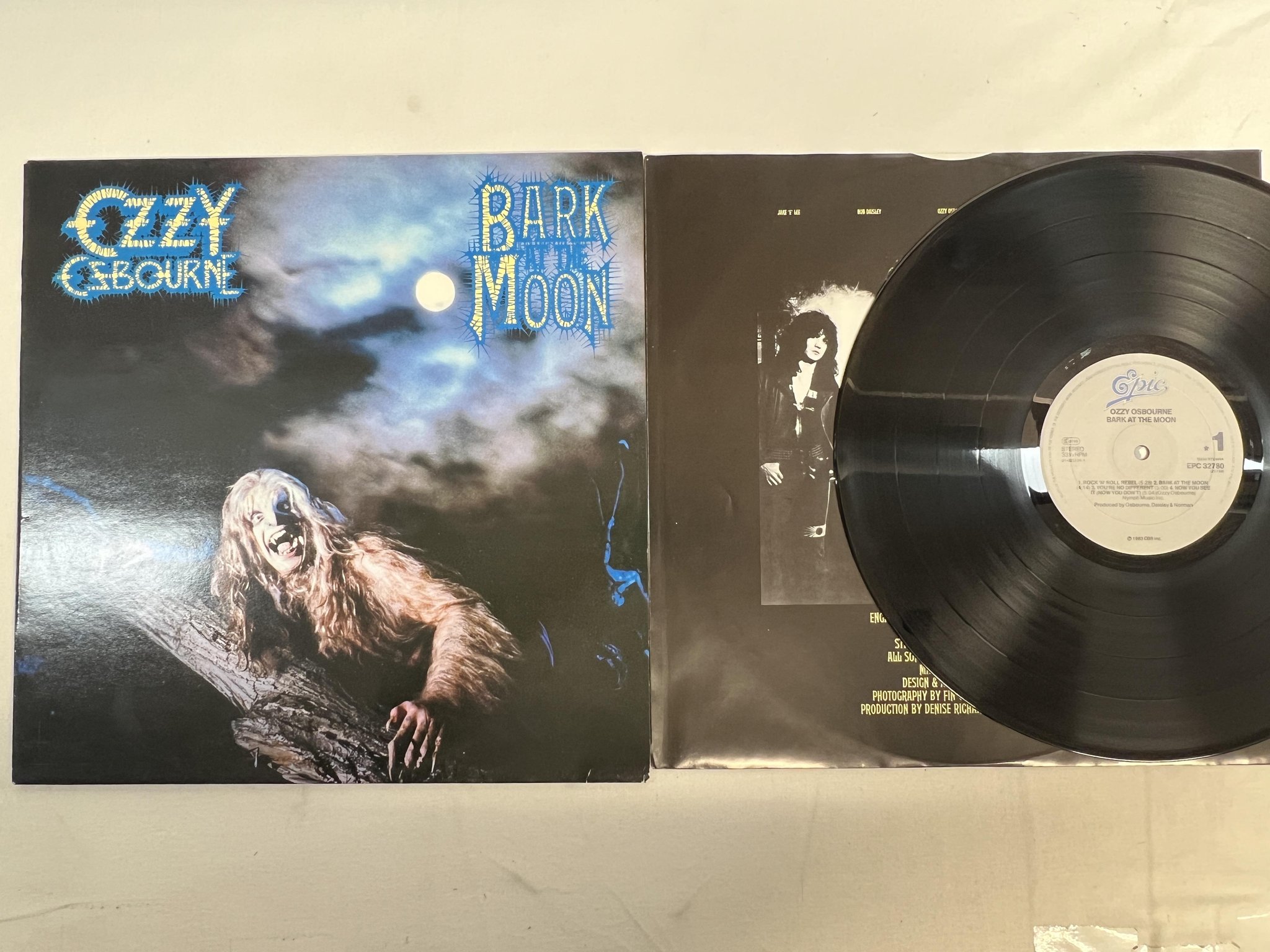 Omslagsbild för skivan OSSY OSBOURNE bark at the moon LP -83 Hol EPIC EPC 32780