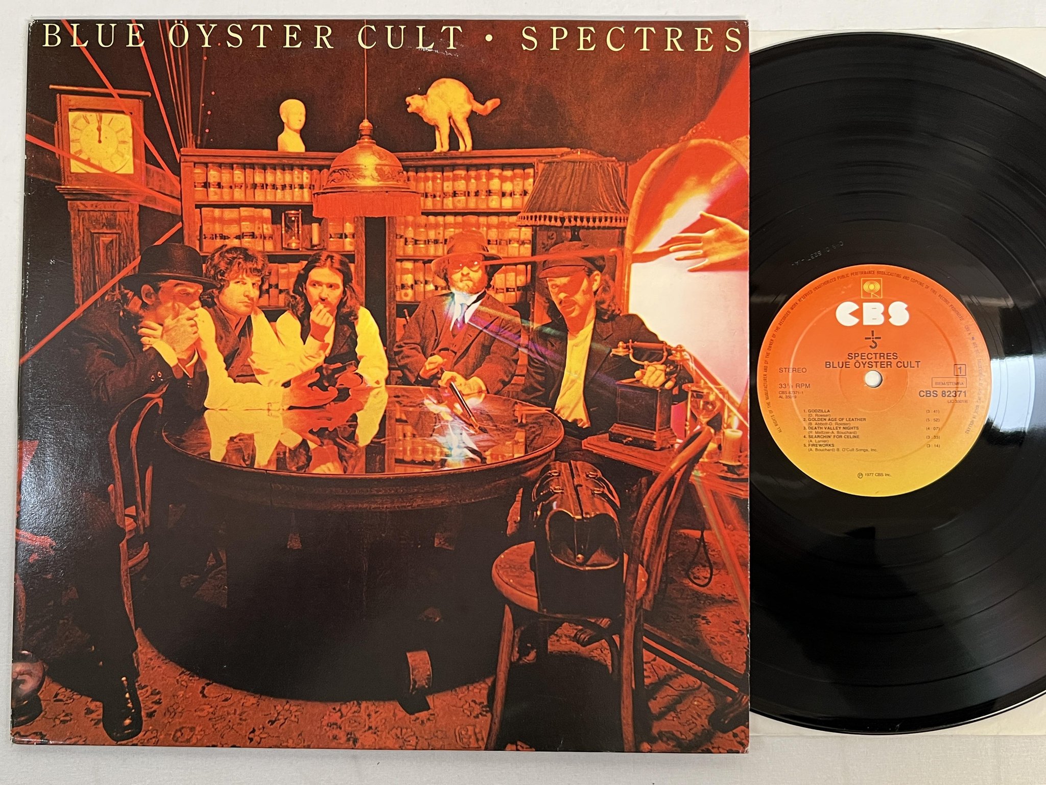 Omslagsbild för skivan BLUE ÖYSTER CULT spectres LP -77 Hol CBS 82371 