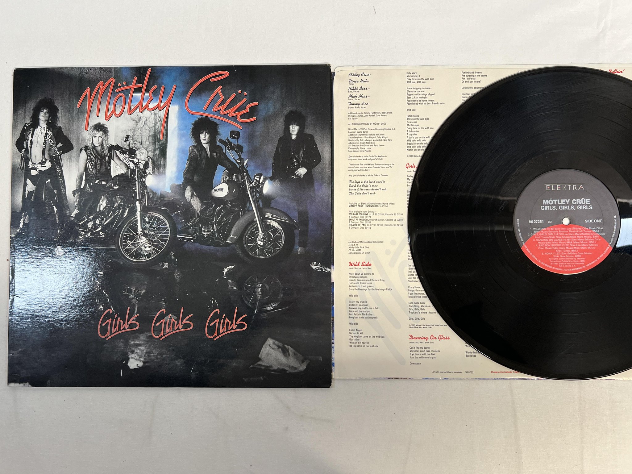 Omslagsbild för skivan MÖTLEY CRÜE Girls, Girls, Girls LP -87 Can ELEKTRA 9607251