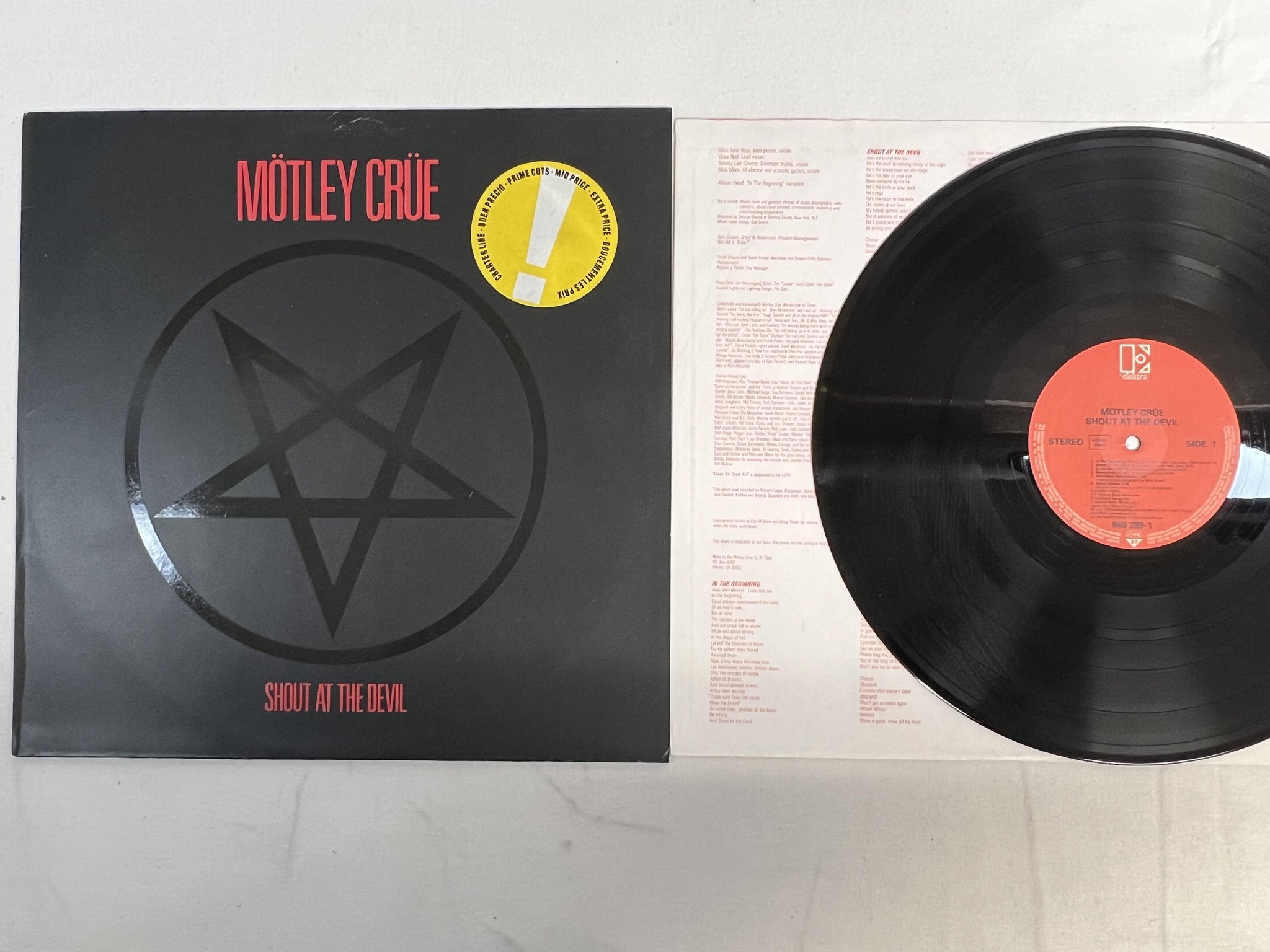 Omslagsbild för skivan MÖTLEY CRÜE shout at the devil LP -83 ELEKTRA 960 289-1