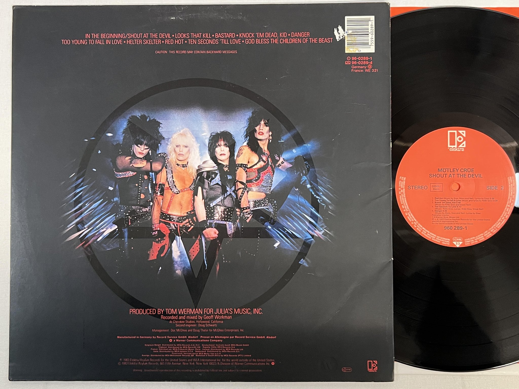Omslagsbild för skivan MÖTLEY CRÜE shout at the devil LP -83 ELEKTRA 960 289-1
