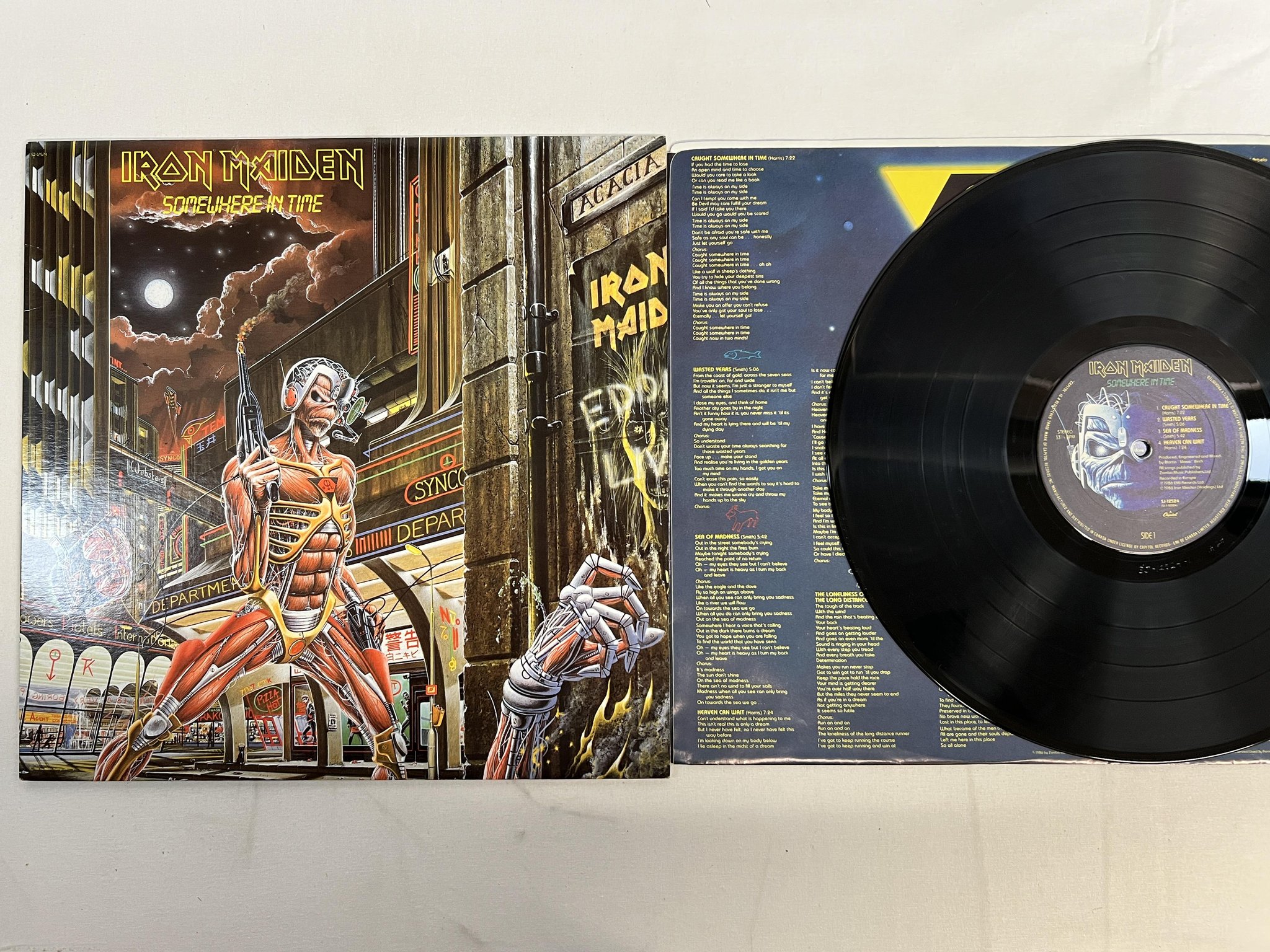 Omslagsbild för skivan IRON MAIDEN somewhere in time LP -86 Can CAPITOL SJ 12524