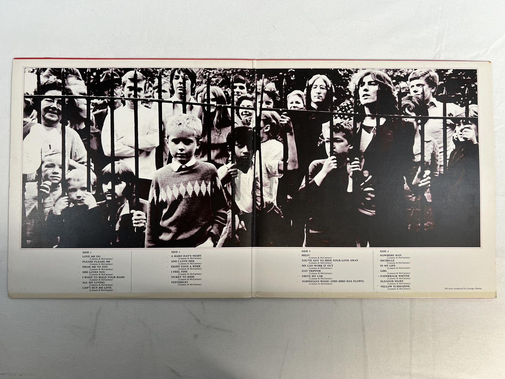 Omslagsbild för skivan THE BEATLES 1962-1966 2xLP UK APPLE red vinyl PCS 7172