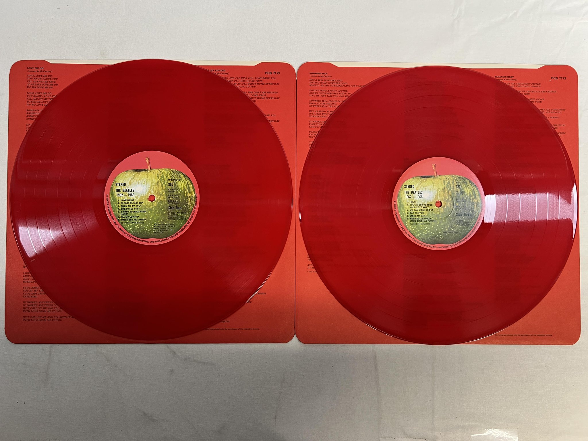 Omslagsbild för skivan THE BEATLES 1962-1966 2xLP UK APPLE red vinyl PCS 7172