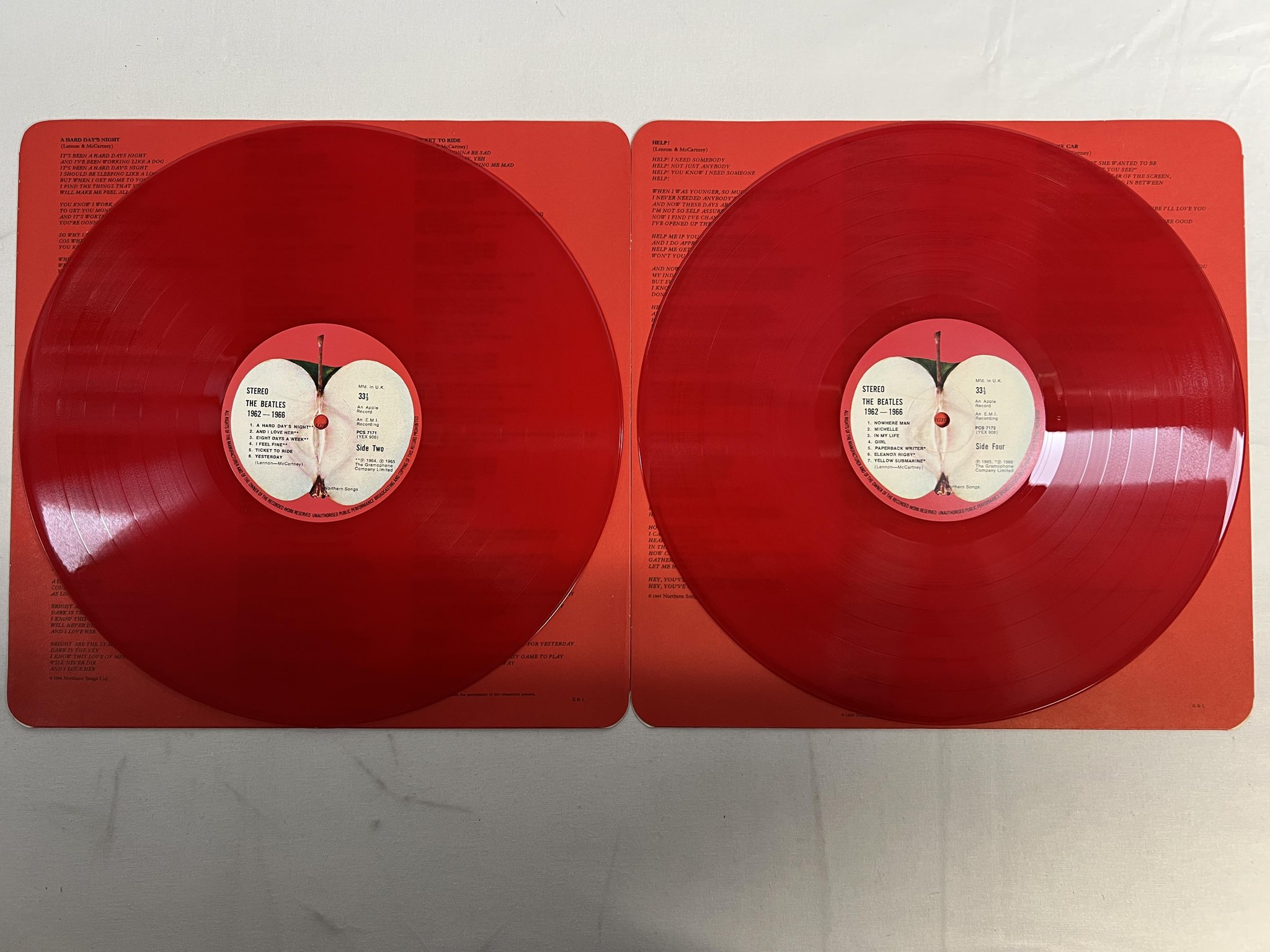 Omslagsbild för skivan THE BEATLES 1962-1966 2xLP UK APPLE red vinyl PCS 7172