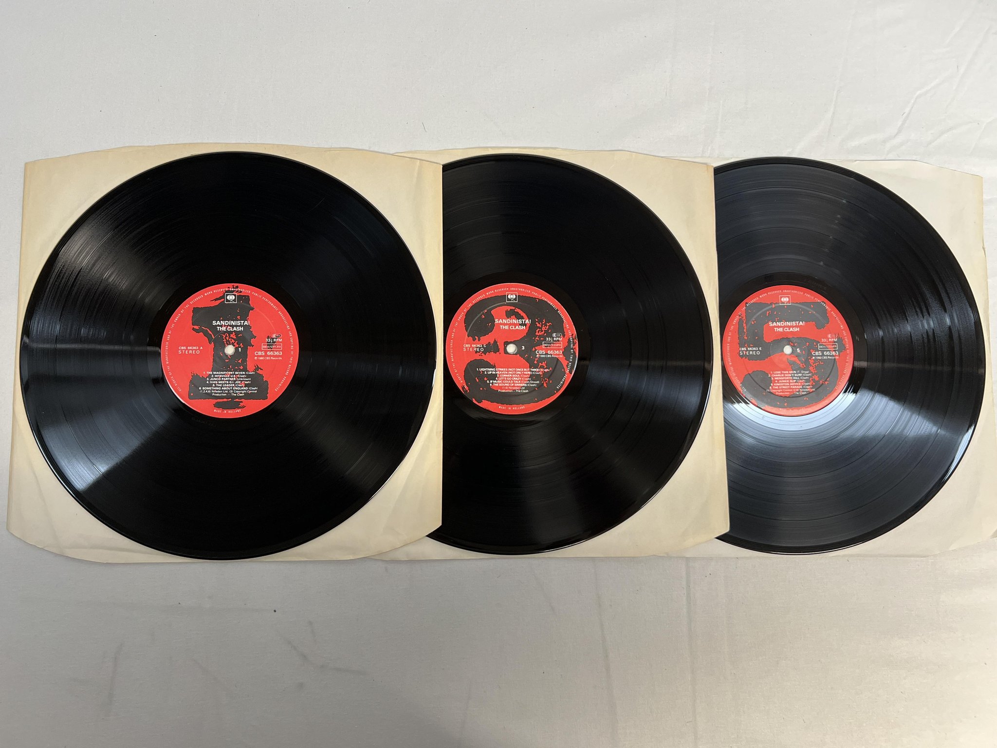 Omslagsbild för skivan THE CLASH sandinista ! 3xLP -80 Hol CBS 66363