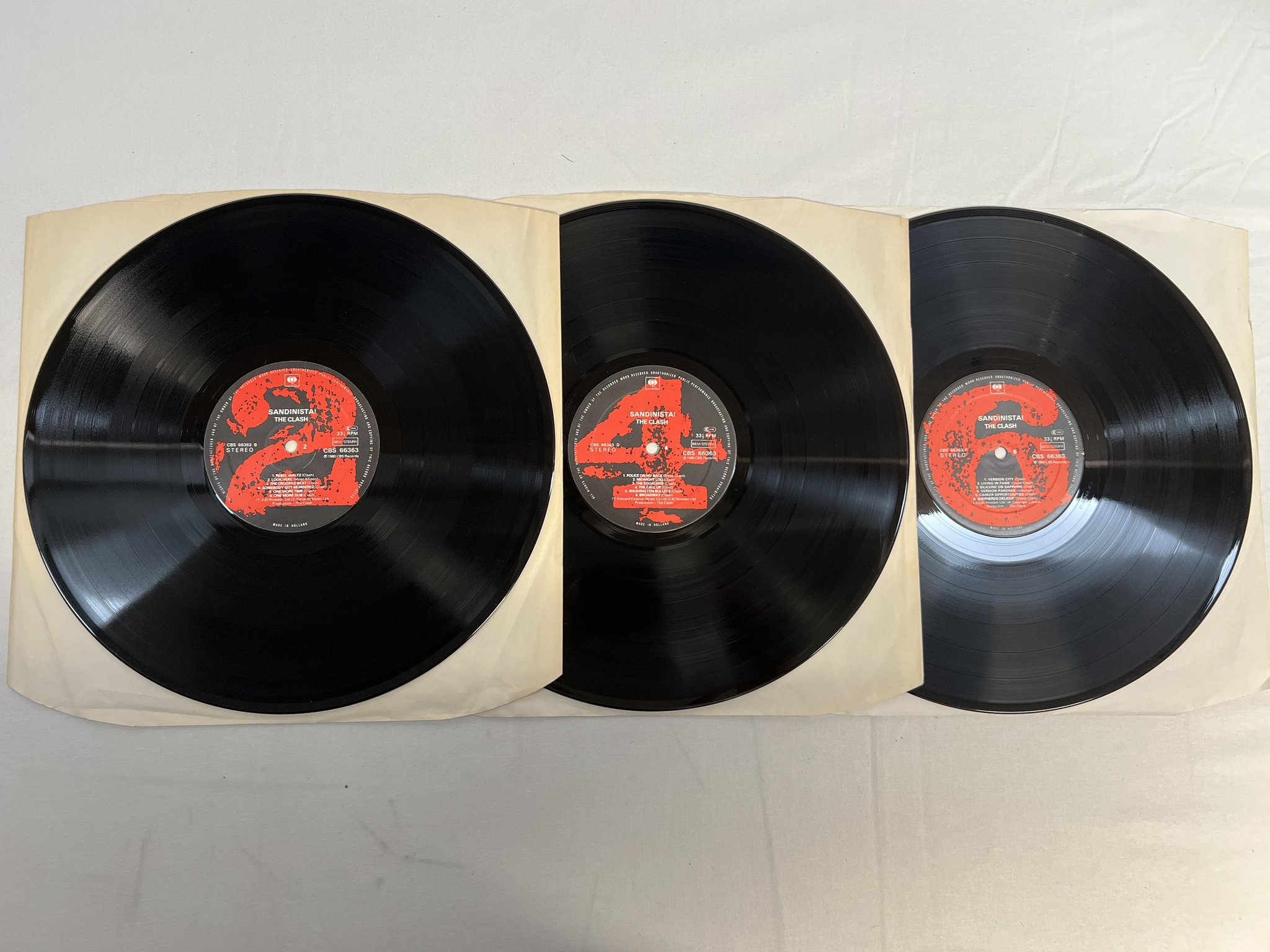 Omslagsbild för skivan THE CLASH sandinista ! 3xLP -80 Hol CBS 66363