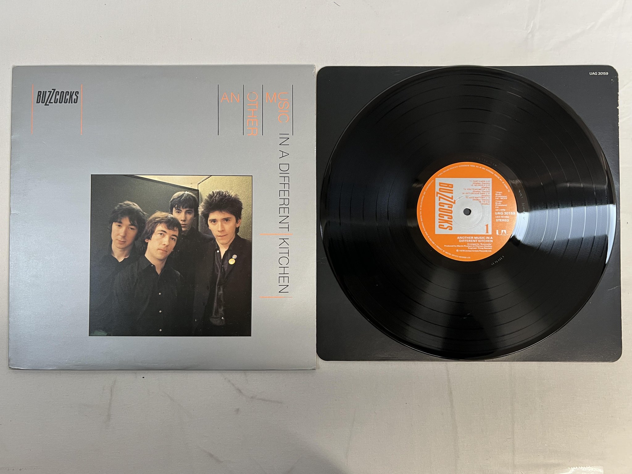 Omslagsbild för skivan BUZZCOCKS Another Music In A Different Kitchen LP -78 UK UNITED UAG 30159