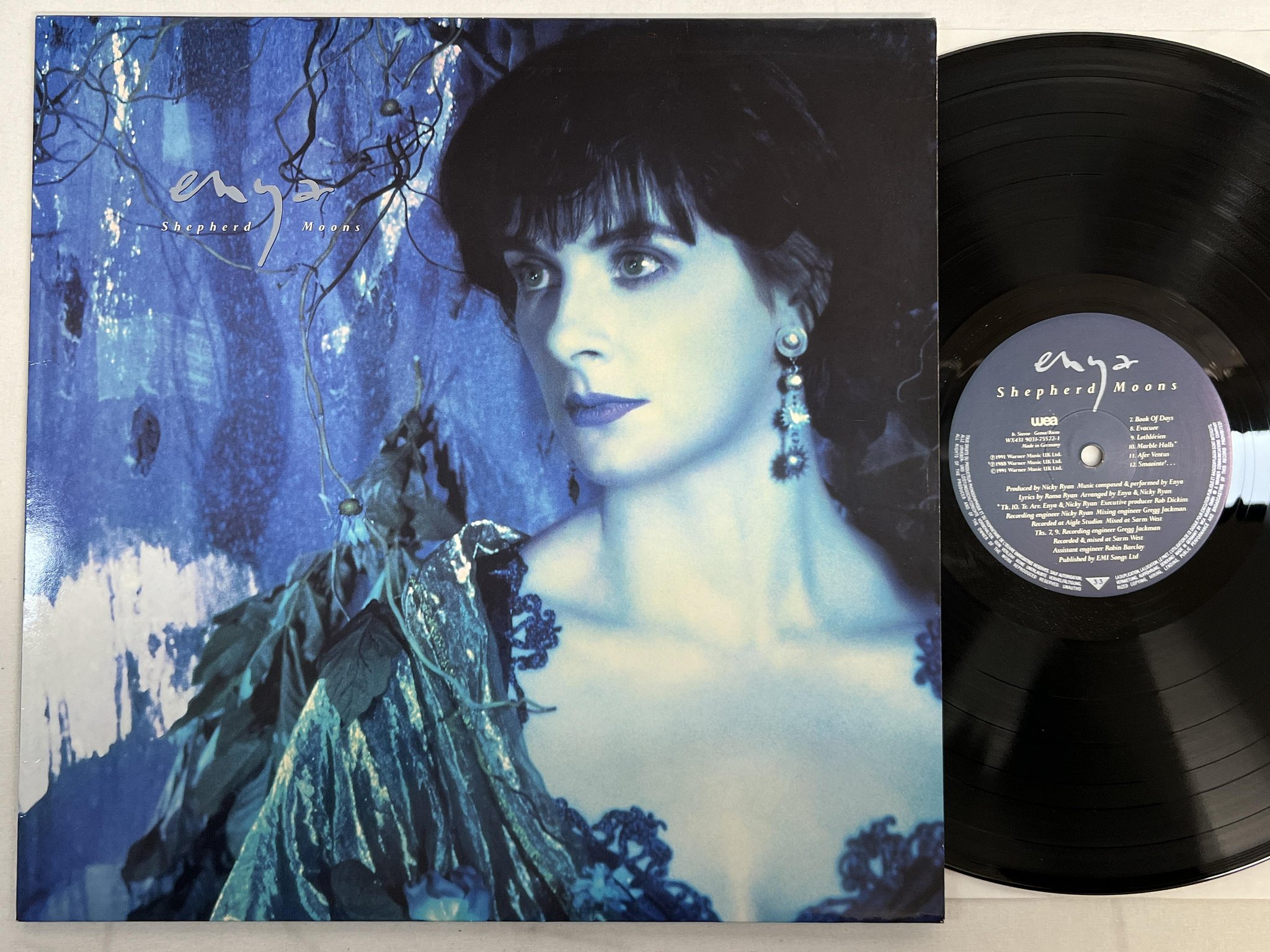 Omslagsbild för skivan ENYA shepherd moons LP -91 WEA 9031-75572-1