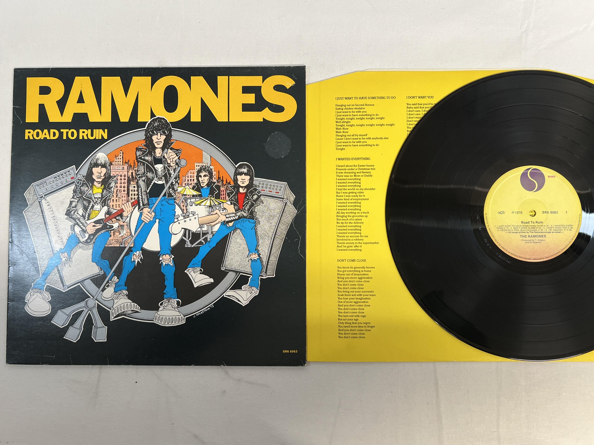 Omslagsbild för skivan RAMONES road to ruin LP -78 ncb SIRE SRK 6063
